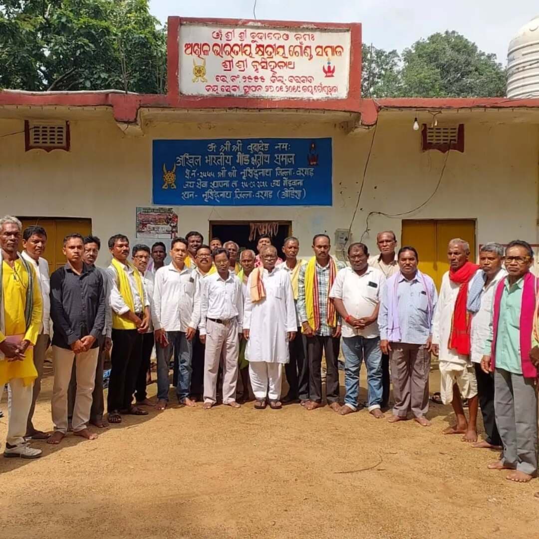 👉 ନୃସିଂହନାଥରେ ନୁଆଁଖାଇ ଭେଟଘାଟ ପ୍ରସ୍ତୁତି ବୈଠକ
ପାଇକମାଳ ଅଖିଳ ଭାରତୀୟ ଗୋଁଣ୍ଡୱାନା ଗୋଁଣ୍ଡ ମହାସଭା ପକ୍ଷରୁ ଆସନ୍ତା ୨୦ ସେପ୍ଟେମ୍ବର ୨୦୨୬, ରବିବାର ନୃସିଂହନାଥଠାରେ ନୁଆଁଖାଇ ଭେଟଘାଟ ଆୟୋଜନ କରାଯିବ। ଏହାକୁ ନେଇ ସେପ୍ଟେମ୍ବର ୭ ତାରିଖରେ ନୃସିଂହନାଥସ୍ଥିତ ବୁଢ଼ାଦେଓ ମଣ୍ଡପଠାରେ ଏକ ପ୍ରସ୍ତୁତି ବୈଠକ ଅନୁଷ୍ଠିତ ହୋଇଛି।
ମହାସଭାର ସଭାପତି ଶ୍ରୀ ଗଜରାଜ ସିଂ ପୁଟାଙ୍କ ଅଧ୍ୟକ୍ଷତାରେ ଅନୁଷ୍ଠିତ ଏହି ବୈଠକରେ ଆଗାମୀ ନୁଆଁଖାଇ ଭେଟଘାଟକୁ ସଫଳ କରିବା ସହିତ ଆୟୋଜନର ବିଭିନ୍ନ ପ୍ରସ୍ତୁତି ଓ ବ୍ୟବସ୍ଥା ସମ୍ପର୍କରେ ଆଲୋଚନା କରାଯାଇଥିଲା।
ଏହି ବୈଠକରେ ଝାରବନ୍ଧ, ପାଇକମାଳ ଓ ପଦ୍ମପୁର ଅଞ୍ଚଳର ଗୋଁଣ୍ଡ ସମାଜର ସର୍କଲ ସଭାପତି, ସମ୍ପାଦକ ଏବଂ ବରିଷ୍ଠ ସଦସ୍ୟମାନେ ଯୋଗଦେଇଥିଲେ। ବୈଠକରେ ଚୈତୁ ସିଂ ଦେଓ, ଭାଗବତିଆ ସିଂ ଦାଉ, ଅମୃତ ବାଗ, ରଞ୍ଜନ ମାଝୀ, ବସନ୍ତ ଧରୁଆ, ଜଗଦେବ ଧରୁଆ, ନରସିଂହ ଧରୁଆ, ଭୋଳାନାଥ ଜଗତ, ଜୟସିଂ ଦାଉ, ଚିତ୍ତରଞ୍ଜନ ପୋରେ, ସମାରୁ ଧରୁଆ, ବୀରେନ୍ଦ୍ର ସିଦାର, ଅଶ୍ୱିନୀ ଧରୁଆ, ଦିଲ୍ଲୀପ ଧରୁଆ, ଦେବାନନ୍ଦ ପୁଟା, ଲୋକନାଥ ଧରୁଆ, କୃଷ୍ଣଚନ୍ଦ୍ର ଧରୁଆ, ରାମେଶ୍ୱର ସିଦାର, ଲକ୍ଷ୍ମଣ ସିଦାର, ପ୍ରେମ ସିଦାର, ନବୀନ ଧରୁଆ ଓ ବିସିକେଶନ ଧରୁଆ ପ୍ରମୁଖ ଯୋଗଦାନ କରିଥିଲେ।
ବୈଠକ ଅବସରରେ ରାଜ୍ୟ ସଭାପତି ତଥା ରାଜ୍ୟ ପଞ୍ଚାୟତିରାଜ ଓ ପାନୀୟଜଳ ମନ୍ତ୍ରୀ ରବି ନାରାୟଣ ନାଏକଙ୍କ ମାତାଙ୍କ ପରଲୋକ ଯୋଗୁଁ ଗୋଁଣ୍ଡ ସମାଜ ପକ୍ଷରୁ ଶୋକ ପ୍ରକାଶ କରାଯାଇ ନିରବ ପ୍ରାର୍ଥନା କରାଯାଇଥିଲା।
ଶେଷରେ ଦୁର୍ଯ୍ୟୋଧନ ପୁଟା ଉପସ୍ଥିତ ସମସ୍ତଙ୍କୁ ଧନ୍ୟବାଦ ଅର୍ପଣ କରିଥିଲେ।