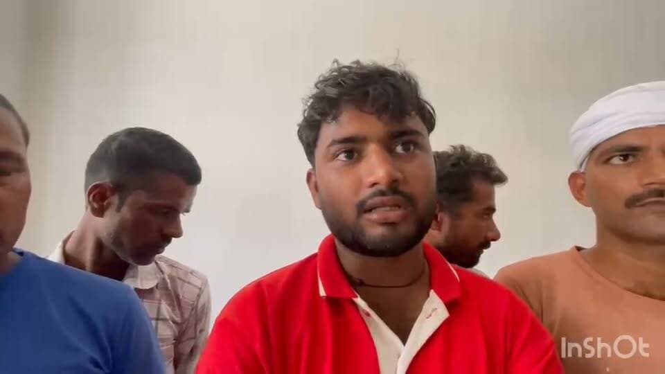 #चित्रकूट के चर पंचायत अंतर्गत बसावनपुर मजरे के मुस्लिम पुरवा में सड़क निर्माण की माँग लेकर युवक पहुंचे कलेक्ट्रेट, जिलाधिकारी से लगाई न्याय की गुहार