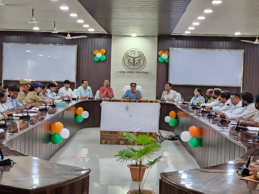 डायट प्राचार्य ने कस्तूरबा गांधी आवासीय बालिका विद्यालय का किया औचक निरीक्षण, छात्राओं को राष्ट्रीय आय एवं योग्यता आधारित परीक्षा के लिए किया प्रेरित
जिला शिक्षा और प्रशिक्षण संस्थान (डायट) के प्राचार्य बी.के.शर्मा द्वारा कस्तूरबा गांधी आवासीय बालिका विद्यालय, शिवरामपुर (चित्रकूट) का रात्रि 9:00 बजे औचक निरीक्षण किया गया। इस दौरान उन्होंने विद्यालय की व्यवस्थाओं का बारीकी से जायजा लिया और छात्राओं की शैक्षणिक तथा आवासीय सुविधाओं का प्रत्यक्ष निरीक्षण किया।
निरीक्षण के दौरान प्राचार्य ने कक्षा 8 की छात्राओं से संवाद स्थापित किया। उन्होंने छात्राओं को आगामी राष्ट्रीय आय एवं योग्यता आधारित परीक्षा-2026-27 के प्रति जागरूक किया और परीक्षा की महत्ता बताते हुए उन्हें इसके लिए प्रेरित किया। प्राचार्य ने छात्राओं का उत्साहवर्धन करते हुए उन्हें लगन और आत्मविश्वास के साथ पढ़ाई करने के टिप्स दिए, ताकि वे इस प्रतिष्ठित परीक्षा में सफलता प्राप्त कर अपनी आगे की शिक्षा के लिए छात्रवृत्ति का लाभ उठा सकें।
#Chitrakoot