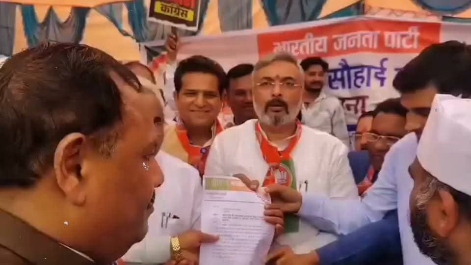 #बहुमत की सरकार में किस्तों के कैबिनेट मंत्री ज्ञापन फोटोशूट में फोटो के लिए संघर्ष करते हुए नजर आए।
#followerseveryonehighlights