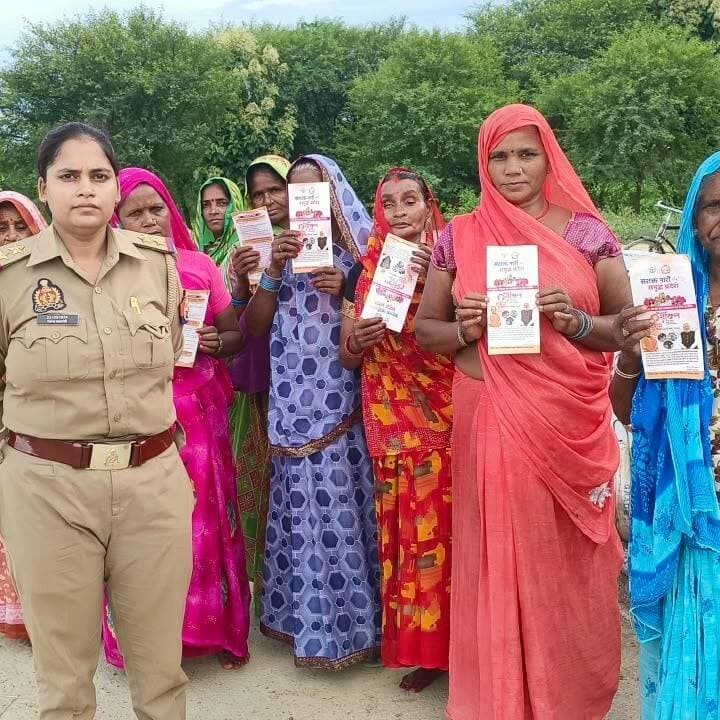 #बलरामपुर ! पुलिस ने ग्राम चौपालों में महिलाओं को सिखाए सुरक्षा के गुर, दिए जरूरी टिप्स...
#बलरामपुर। जिले में महिलाओं और बालिकाओं की सुरक्षा, सम्मान और सशक्तिकरण को लेकर पुलिस प्रशासन पूरी तरह मुस्तैद है। पुलिस अधीक्षक के निर्देशन तथा मिशन शक्ति अभियान के नोडल प्रभारी अपर पुलिस अधीक्षक के नेतृत्व में मंगलवार को जिले के सभी थाना क्षेत्रों में व्यापक जनजागरूकता अभियान चलाया गया। इस दौरान गांवों, कस्बों और विद्यालयों में ग्राम चौपाल व जनसंवाद कार्यक्रमों का आयोजन कर महिलाओं की समस्याएं सुनी गईं और उनके त्वरित निस्तारण का भरोसा दिया गया।
अभियान के दौरान पुलिस टीमों ने महिलाओं और बालिकाओं को दहेज प्रथा, बाल विवाह, घरेलू हिंसा, गुड टच-बैड टच तथा साइबर अपराध (विशेषकर डिजिटल अरेस्ट) जैसे मुद्दों पर जागरूक किया। पुलिस अधिकारियों ने बाल विवाह व दहेज प्रथा को सामाजिक कुरीति और कानूनी रूप से दंडनीय अपराध बताया।
कार्यक्रम में आपातकालीन हेल्पलाइन नंबरों—वूमेन पावर लाइन (1090), पुलिस आपातकालीन सेवा (112), चाइल्ड हेल्पलाइन (1098), महिला हेल्पलाइन (181), साइबर हेल्पलाइन (1930), मुख्यमंत्री हेल्पलाइन (1076), एम्बुलेंस (108) व स्वास्थ्य सेवा (102) की विस्तृत जानकारी दी गई। साथ ही थाना स्तर पर संचालित मिशन शक्ति केंद्र व परिवार परामर्श केंद्र के बारे में बताते हुए जागरूकता पंपलेट भी बांटे गए। इसके अलावा नशा मुक्ति और सड़क सुरक्षा नियमों का पालन करने की अपील भी की गई।
#balrampur #balrampurpolic