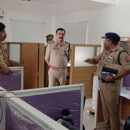 एसपी बलरामपुर ने अपराध शाखा व चुनाव सेल का किया औचक निरीक्षण, दिए कड़े निर्देश
#बलरामपुर। पुलिस अधीक्षक मार्तण्ड प्रकाश सिंह ने मंगलवार को एसपी कार्यालय स्थित अपराध शाखा और चुनाव सेल का औचक निरीक्षण किया। निरीक्षण के दौरान उन्होंने कार्यालयी अभिलेखों, रजिस्टरों और फाइलों के रख-रखाव की बारीकी से जांच की।
निरीक्षण के दौरान पुलिस अधीक्षक ने मातहतों को समयबद्धता और अनुशासन का सख्ती से पालन करने की हिदायत दी। उन्होंने स्पष्ट किया कि कार्यालय में आने वाले आगंतुकों और पीड़ितों के साथ पुलिसकर्मी शिष्ट व सहयोगात्मक व्यवहार करें।
एसपी द्वारा दिए गए प्रमुख निर्देश:
लंबित मामलों का जल्द निस्तारण: लंबित जांचों व विवेचनाओं को समयसीमा के भीतर पूरी गुणवत्ता के साथ निस्तारित करने के निर्देश दिए गए।
अभिलेखों का अद्यतनीकरण: सभी महत्वपूर्ण फाइलों व रजिस्टरों को व्यवस्थित, अपडेट और सुरक्षित रखने को कहा गया।
सफाई व नागरिक सुविधाएं: परिसर में स्वच्छता बनाए रखने और आगंतुकों के बैठने के लिए समुचित व्यवस्था करने के निर्देश जारी किए गए।
निरीक्षण के दौरान अपर पुलिस अधीक्षक विशाल पाण्डेय, एसपी के पीआरओ समेत शाखाओं के अन्य कर्मचारी मौजूद रहे।
#balrampur #balrampurpolic