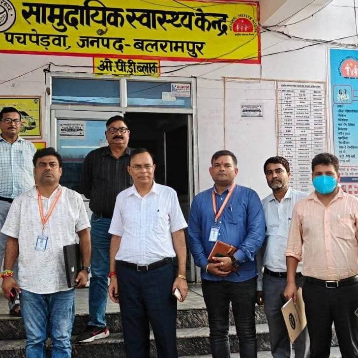 #Balrampur ! सीएचसी पचपेड़वा में सीएमओ की सख्ती...
#बलरामपुर के सामुदायिक स्वास्थ्य केंद्र पचपेड़वा में मुख्य चिकित्सा अधिकारी डॉ. मुकेश कुमार रस्तोगी ने स्वास्थ्य सेवाओं की समीक्षा और निरीक्षण किया। बैठक में सात सीएचओ व दो एएनएम अनुपस्थित मिले, जबकि निरीक्षण के दौरान आठ अन्य कर्मचारी भी गैरहाजिर पाए गए। सीएमओ ने कुल 17 स्वास्थ्यकर्मियों का वेतन रोकने के निर्देश दिए। उन्होंने आयुष्मान भारत, गोल्डन कार्ड, टीकाकरण, ई-संजीवनी और जननी सुरक्षा योजना की प्रगति की समीक्षा की। साथ ही अस्पताल में साफ-सफाई व्यवस्था बेहतर रखने और मरीजों को गुणवत्तापूर्ण स्वास्थ्य सेवाएं उपलब्ध कराने के निर्देश दिए।
#बलरामपुर #पचपेड़वा #स्वास्थ्यविभाग #सीएचसी #सीएमओ #स्वास्थ्यसेवा #HealthNews #balrampurnews