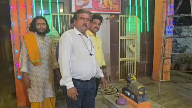 पंचमुखी महादेव मंदिर की जमीन पर घमासान, जांच टीम से नोकझोंक,6500 वर्गफीट जमीन पर बवाल, सील तोड़कर खुलीं दुकानें, विधायक बोले हमारे प्रशासन से नोक झोक करेंगे तो उनको इसका परिणाम भी समझ में आ जाएगा यह योगी बाबा की सरकार है, आज होने वाले भंडारे को लेकर PAC तैनात #jhansi Ravi Sharma MediaCell Jhansi