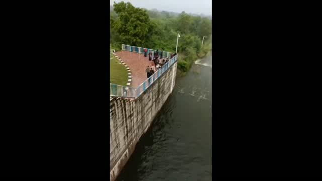 स्टंट बाजी और रीलबाजी के चक्कर में युवक के दोनों पैर हुए फ्रैक्चर,युवक बोला अब कभी नही करेंगे स्टंट #Jhansi @reels #reels #stunt