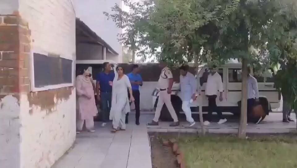 हरियाणा के नूंह में विजिलेंस का बड़ा एक्शन: रेप केस से नाम निकालने के नाम पर 50,000 की घूस लेते पुन्हाना थाना प्रभारी गिरफ्तार! हरियाणा के नूंह जिले से भ्रष्टाचार का एक बड़ा मामला सामने आया है। विजिलेंस की टीम ने कार्रवाई करते हुए पुन्हाना के थाना प्रभारी (SHO) कुंदन सिंह को 50,000 रुपये की रिश्वत लेते हुए रंगे हाथों गिरफ्तार कर लिया है। आरोप है कि थाना प्रभारी बलात्कार के एक दर्ज मामले में से आरोपी का नाम हटाने के बदले रिश्वत की मांग कर रहे थे। पीड़ित पक्ष की शिकायत पर विजिलेंस विभाग ने रणनीति बनाकर रेड मारी और थाना प्रभारी को घूस की रकम के साथ धर दबोचा। मुख्य बिंदु: घूस की मांग: दुष्कर्म के मामले में से नाम काटने के एवज में मांगी गई थी रिश्वत। रंगे हाथों गिरफ्तारी: विजिलेंस की टीम ने 50,000 रुपये नकद लेते हुए थाना प्रभारी कुंदन सिंह को पकड़ा। कानूनी शिकंजा: आरोपी अधिकारी के खिलाफ भ्रष्टाचार निवारण अधिनियम के तहत मामला दर्ज कर आगे की कार्रवाई शुरू कर दी गई है। वीडियो क्रेडिट: सोशल मीडिया #Haryana #nuh #VigilanceBureau #punhana #haryanapolice #CrimeNews