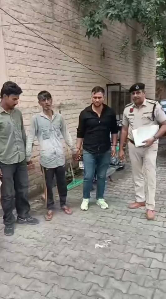 ATM उखाड़ने का मास्टरमाइंड आखिरकार पुलिस के हत्थे चढ़ा! 🚔 फॉर्च्यूनर से ATM खींचकर ले जाने वाले गिरोह का मुख्य साजिशकर्ता और ₹5,000 का इनामी आरोपी गिरफ्तार। आरोपी पर पहले से 38 आपराधिक मामले दर्ज हैं। ATM में ₹8 लाख से अधिक की नकदी थी। #FaridabadPolice #crimebranch
#ATM #mastermind