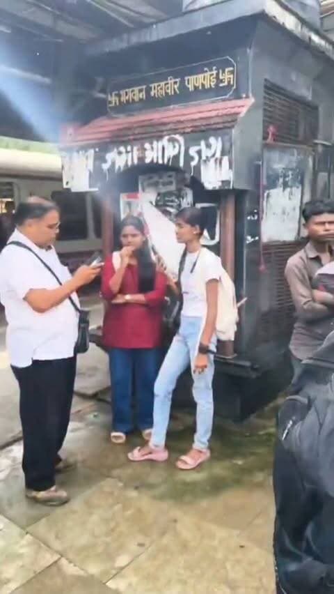 ticket-checking drive conducted at KARJAT station today 07/09/26.
382 without ticket passengers penalised with Rs. 1,74, 340/- penalty.
TTEs deployed- 18
RPF deployed- 5
Commercial dept officer- 1
1) 1st Class Without Ticket– 30 cases with ₹,17,565/-
2) 1st Class Difference – 22 cases, penalty ₹12,940/-
3) 2nd Class Without Ticket – 256 cases. Penalty ₹1,32,445/-
4) Unbooked luggage- 73 cases. Penalty ₹10,890/-
5) Trespassing U/s 147: 1 case / ₹500
Passengers are requested to travel with a valid ticket and travel with dignity.