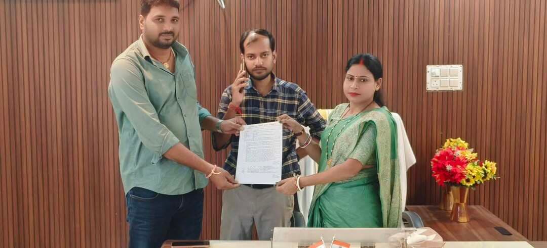 वार्ड नंबर 10 को मिला विकास कार्यों का वर्क ऑर्डर, मुख्य पार्षद इंदु देवी ने सौंपा आदेश
RCC ढक्कनयुक्त नाला और PCC पथ निर्माण से वार्डवासियों को मिलेगी बड़ी राहत, योजना मिलने से लोगों में खुशी
*आप तक न्यूज प्वाइंट | आलोक राज*
बारुण (औरंगाबाद)। नगर पंचायत बारुण में विकास कार्यों को लगातार गति दी जा रही है। इसी कड़ी में नगर पंचायत की मुख्य पार्षद इंदु देवी के द्वारा वार्ड नंबर 10 में दो महत्वपूर्ण विकास योजनाओं का वर्क ऑर्डर सौंपा गया। इन योजनाओं के तहत RCC ढक्कनयुक्त नाला एवं PCC पथ का निर्माण कराया जाएगा। योजनाओं के पूरा होने के बाद स्थानीय लोगों को जलनिकासी के साथ-साथ आवागमन की बेहतर सुविधा मिलने की उम्मीद है। संबंधित कार्यादेश नगर पंचायत बारुण कार्यालय द्वारा जारी किया गया है।
*राजेंद्र सिंह के घर से गोवर्धन पहाड़ तक बनेगा नाला*
वार्ड नंबर 10 के चंदर बीघा क्षेत्र में राजेंद्र सिंह के घर से गोवर्धन पहाड़ तक RCC ढक्कनयुक्त नाला निर्माण कराया जाएगा। नाला बनने से क्षेत्र में जलनिकासी व्यवस्था बेहतर होने की उम्मीद है। खासकर बरसात के मौसम में पानी जमा होने की समस्या से लोगों को राहत मिल सकती है।
ढक्कनयुक्त नाला होने से न केवल पानी की निकासी सुचारु होगी, बल्कि खुले नाले से होने वाली परेशानियों से भी स्थानीय लोगों को निजात मिलने की संभावना है। निर्माण कार्य को निर्धारित मानकों के अनुसार पूरा कराने पर जोर दिया गया है।
*ब्रह्म स्थान से मुख्य पटना कैनाल नगर तक बनेगा PCC पथ*
वहीं वार्ड नंबर 10 के छक्कन बीघा ब्रह्म स्थान से मुख्य पटना कैनाल नगर तक PCC पथ निर्माण की योजना भी स्वीकृत की गई है। पक्की सड़क बनने से स्थानीय लोगों को आने-जाने में सुविधा होगी। लंबे समय से बेहतर सड़क की आवश्यकता महसूस कर रहे लोगों को इस योजना से काफी राहत मिलने की उम्मीद है।
सड़क निर्माण से क्षेत्र की कनेक्टिविटी बेहतर होने के साथ-साथ बारिश के दिनों में आवागमन में होने वाली परेशानी भी कम होने की संभावना है।
*विकास कार्यों को प्राथमिकता देने की बात*
मुख्य पार्षद इंदु देवी ने कहा कि नगर पंचायत क्षेत्र के विभिन्न वार्डों में लोगों की आवश्यकता के अनुसार विकास कार्यों को प्राथमिकता दी जा रही है। सड़क और नाला जैसी बुनियादी सुविधाएं सीधे तौर पर आम जनता के दैनिक जीवन से जुड़ी हैं। इसलिए इन योजनाओं को बेहतर तरीके से धरातल पर उतारना प्राथमिकता है।
उन्होंने कहा कि संबंधित विकास कार्यों को निर्धारित गुणवत्ता और मानकों के अनुरूप पूरा कराने पर विशेष ध्यान दिया जाएगा, ताकि लोगों को लंबे समय तक इसका लाभ मिल सके।
*योजना मिलने से वार्डवासियों में खुशी*
वार्ड नंबर 10 में दोनों विकास योजनाओं का वर्क ऑर्डर मिलने से स्थानीय लोगों में खुशी का माहौल है। लोगों ने मुख्य पार्षद इंदु देवी का आभार जताते हुए कहा कि नाला और सड़क निर्माण की जरूरत लंबे समय से महसूस की जा रही थी। अब इन योजनाओं के स्वीकृत होने से लोगों को उम्मीद है कि क्षेत्र की मूलभूत समस्याओं का समाधान होगा।
स्थानीय लोगों का कहना है कि RCC ढक्कनयुक्त नाला बनने से जलजमाव की समस्या में कमी आएगी, जबकि PCC सड़क बनने से आवागमन सुगम होगा। लोगों ने मांग की कि दोनों योजनाओं का निर्माण कार्य जल्द शुरू कर गुणवत्तापूर्ण तरीके से पूरा कराया जाए, ताकि वार्ड की जनता को इसका लाभ जल्द मिल सके।