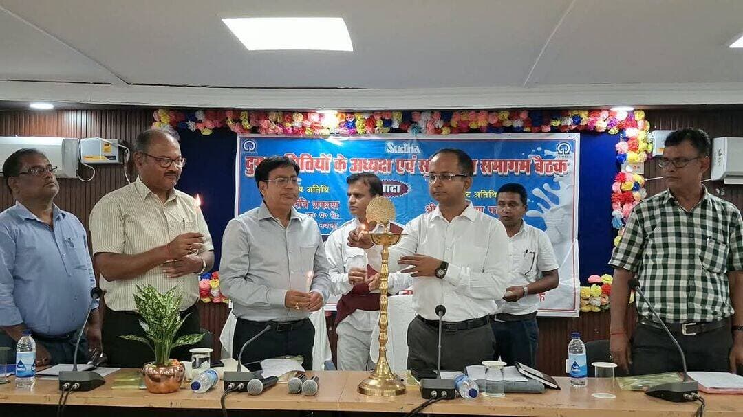 दुग्ध समितियों के अध्यक्ष एवं सचिव का एक दिवसीय समागम आयोजित, दुग्ध सहकारी समितियों के सुदृढ़ीकरण से ग्रामीण अर्थव्यवस्था को मिलेगा बल-डीएम।
आज दिनांक 07 सितंबर 2026 को डीआरडीए सभागार, नवादा में दुग्ध समितियों के अध्यक्ष एवं सचिवों का एक दिवसीय समागम आयोजित किया गया। कार्यक्रम का उद्घाटन जिला पदाधिकारी श्री रवि प्रकाश, उप विकास आयुक्त श्री शंभू शरण पांडेय एवं अन्य पदाधिकारियों द्वारा संयुक्त रूप से दीप प्रज्वलित कर किया गया।
समागम का मुख्य उद्देश्य दुग्ध उत्पादकों को प्रोत्साहित करना, ग्रामीण अर्थव्यवस्था को सुदृढ़ करना तथा डेयरी क्षेत्र की कार्यप्रणाली में आवश्यक सुधार एवं प्रभावी समन्वय स्थापित करना था। कार्यक्रम के दौरान दुग्ध उत्पादन, दुग्ध संग्रहण, दुग्ध गुणवत्ता, विपणन, भुगतान व्यवस्था एवं दुग्ध समितियों के सुचारू संचालन से संबंधित विभिन्न विषयों पर विस्तृत चर्चा की गई।
कार्यक्रम को संबोधित करते हुए जिला पदाधिकारी श्री रवि प्रकाश ने कहा कि पशुपालन एवं डेयरी क्षेत्र ग्रामीण अर्थव्यवस्था की महत्वपूर्ण आधारशिला है। दुग्ध उत्पादन को बढ़ावा देकर किसानों एवं पशुपालकों की आय में वृद्धि के साथ-साथ ग्रामीण क्षेत्रों में रोजगार एवं स्वरोजगार के अवसरों का भी सृजन किया जा सकता है। उन्होंने दुग्ध समितियों के अध्यक्ष एवं सचिवों से कहा कि दुग्ध उत्पादकों के हितों को सर्वोच्च प्राथमिकता देते हुए समितियों का संचालन पारदर्शी एवं उत्तरदायी तरीके से सुनिश्चित करें। उन्होंने दुग्ध संग्रहण एवं भुगतान प्रक्रिया में पूर्ण पारदर्शिता बनाए रखने तथा दुग्ध उत्पादकों को समय पर भुगतान सुनिश्चित करने पर विशेष जोर दिया।
जिला पदाधिकारी ने दुग्ध की गुणवत्ता की नियमित जांच सुनिश्चित करने तथा मिलावट पर प्रभावी नियंत्रण रखने का निर्देश दिया। उन्होंने पशुपालकों को गुणवत्तापूर्ण पशु आहार, उन्नत नस्ल, पशु स्वास्थ्य सेवाओं एवं वैज्ञानिक पशुपालन पद्धतियों के प्रति जागरूक करने की आवश्यकता पर भी बल दिया। उन्होंने नई तकनीकों एवं आधुनिक डेयरी पद्धतियों को अपनाने पर जोर देते हुए कहा कि तकनीक के प्रभावी उपयोग से दुग्ध उत्पादन एवं उत्पादकता में वृद्धि लाई जा सकती है। उन्होंने संबंधित पदाधिकारियों को निर्देश दिया कि पशुपालकों को आवश्यक तकनीकी जानकारी एवं प्रशिक्षण उपलब्ध कराने के लिए नियमित रूप से जागरूकता एवं प्रशिक्षण कार्यक्रम आयोजित किए जाएं।
जिला पदाधिकारी ने कहा कि नवादा जिले में दुग्ध क्षेत्र के बुनियादी ढांचे को मजबूत करने की दिशा में भी लगातार कार्य किए जा रहे हैं। दुग्ध के बेहतर संग्रहण एवं संरक्षण के लिए विभिन्न क्षेत्रों में बल्क मिल्क कूलर की स्थापना की जा रही है। इसके साथ ही, दुग्ध उत्पादों की बिक्री को बढ़ावा देने तथा ग्रामीण क्षेत्रों के लोगों को स्थानीय स्तर पर सुधा के दुग्ध उत्पाद उपलब्ध कराने के उद्देश्य से ग्रामीण क्षेत्रों में सुधा मिल्क बूथ भी स्थापित किए जा रहे हैं।
चितरकोली में शीघ्र ही बल्क मिल्क कूलर की स्थापना का कार्य शुरू किया जाएगा। इसके अलावा नरहट, रोह, अकबरपुर एवं काशीचक में भी BMC की स्थापना के लिए लगभग 30-30 डिसमिल भूमि चिन्हित की गई है। चिन्हित भूमि पर BMC की स्थापना के लिए संबंधित विभाग द्वारा निविदा की प्रक्रिया शुरू की जाएगी।
जिला पदाधिकारी ने ग्रामीण स्तर पर दुग्ध सहकारी समितियों के नेटवर्क का विस्तार करने पर विशेष बल दिया। उन्होंने कहा कि अधिक से अधिक पशुपालकों को सहकारी समितियों से जोड़ा जाए तथा विशेषकर छोटे एवं सीमांत पशुपालकों, महिलाओं एवं युवाओं की भागीदारी बढ़ाने के लिए प्रभावी प्रयास किए जाएं। उन्होंने कहा कि दुग्ध सहकारी समितियों के सुदृढ़ीकरण से ग्रामीण क्षेत्रों में युवाओं एवं महिलाओं के लिए रोजगार एवं स्वरोजगार के नए अवसर उपलब्ध होंगे। साथ ही, दुग्ध उत्पादकों को उनके उत्पाद का बेहतर एवं सुनिश्चित बाजार प्राप्त होगा।
जिला पदाधिकारी ने संबंधित अधिकारियों को निर्देश दिया कि सरकार द्वारा पशुपालकों एवं दुग्ध उत्पादकों के लिए संचालित विभिन्न योजनाओं का व्यापक प्रचार-प्रसार सुनिश्चित करते हुए पात्र लाभुकों को योजनाओं का लाभ पारदर्शी तरीके से उपलब्ध कराया जाए।
उप विकास आयुक्त ने भी दुग्ध समितियों के अध्यक्ष एवं सचिवों से आपसी समन्वय के साथ कार्य करते हुए दुग्ध उत्पादन एवं दुग्ध संग्रहण व्यवस्था को और अधिक प्रभावी बनाने का आह्वान किया। उन्होंने कहा कि सहकारी व्यवस्था को मजबूत कर पशुपालकों को बेहतर सुविधाएं एवं उनके दुग्ध उत्पाद के लिए बेहतर बाजार उपलब्ध कराया जा सकता है।
कार्यक्रम में मुख्य कार्यपालक, नालंदा डेयरी श्री अरविंद कुमार सिन्हा, प्रभारी संग्रहण, नालंदा डेयरी डॉ. के.के. आजाद, पशु चिकित्सा पदाधिकारी डॉ. सुशील कुमार सिन्हा, विभिन्न दुग्ध समितियों के अध्यक्ष एवं सचिव तथा अन्य संबंधित पदाधिकारी एवं कर्मी उपस्थित थे।
नवादा से राकेश कुमार चन्दन की रिपोर्ट !