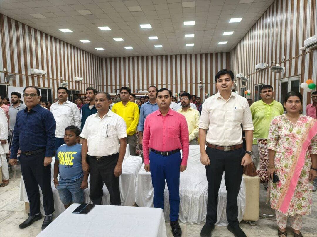 झंडा दिवस कोष में धन संग्रह हेतु ‘एक शाम शहीदों के नाम’ सांस्कृतिक कार्यक्रम का आयोजन, देश की रक्षा में शहीद वीर जवानों के त्याग एवं बलिदान को सांस्कृतिक प्रस्तुतियों के माध्यम से किया गया नमन।
दिनांक 06 सितंबर 2026 को झंडा दिवस कोष में धन संग्रह के उद्देश्य से ‘एक शाम शहीदों के नाम’ सांस्कृतिक कार्यक्रम का आयोजन के.एल.एस. कॉलेज, नवादा में किया गया। यह कार्यक्रम सैनिक कल्याण निदेशालय, गृह विभाग (आरक्षी शाखा), बिहार, पटना के तत्वावधान में आयोजित सांस्कृतिक कार्यक्रमों की श्रृंखला का हिस्सा है।
कार्यक्रम का शुभारंभ अपर समाहर्ता, नवादा श्री मनोज कुमार एवं अन्य पदाधिकारियों द्वारा दीप प्रज्वलित कर किया गया। इस अवसर पर उपस्थित अतिथियों, पदाधिकारियों, कलाकारों एवं आमजनों ने देश की सुरक्षा, संप्रभुता एवं अखंडता के लिए अपने प्राणों की आहुति देने वाले वीर शहीदों को श्रद्धापूर्वक नमन किया तथा उनके अदम्य साहस, शौर्य, त्याग एवं बलिदान को स्मरण किया।
कार्यक्रम के दौरान कलाकारों द्वारा विभिन्न देशभक्ति गीत, संगीत, नृत्य एवं सांस्कृतिक प्रस्तुतियां दी गईं। कलाकारों ने अपनी भावपूर्ण प्रस्तुतियों के माध्यम से राष्ट्रप्रेम, देशभक्ति तथा वीर शहीदों के प्रति सम्मान एवं कृतज्ञता की भावना को अभिव्यक्त किया। देशभक्ति से ओत-प्रोत प्रस्तुतियों ने कार्यक्रम स्थल पर उपस्थित लोगों में राष्ट्रप्रेम की भावना को और प्रबल किया।
कार्यक्रम में उपस्थित लोगों ने कलाकारों की देशभक्ति एवं सांस्कृतिक प्रस्तुतियों की सराहना की तथा वीर शहीदों के त्याग एवं बलिदान को नमन किया। कार्यक्रम का वातावरण देशभक्ति की भावना से ओत-प्रोत रहा।
उल्लेखनीय है कि सैनिक कल्याण निदेशालय, बिहार द्वारा उपलब्ध कराए गए कार्यक्रम के अनुसार आज 07 सितंबर 2026 को रजौली अनुमंडल में सांस्कृतिक कार्यक्रम आयोजित किए जाने हैं।
नवादा से राकेश कुमार चन्दन की रिपोर्ट !