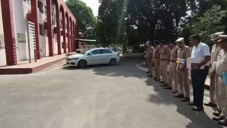 भिवानी पहुंचे नए पुलिस अधीक्षक मयंक मिश्रा...2020 बैच के हैं I P S
खुद सैल्यूट करते हुए अपने कनिष्ठ अधिकारियों से गर्मजोशी के साथ कि मुलाकात।