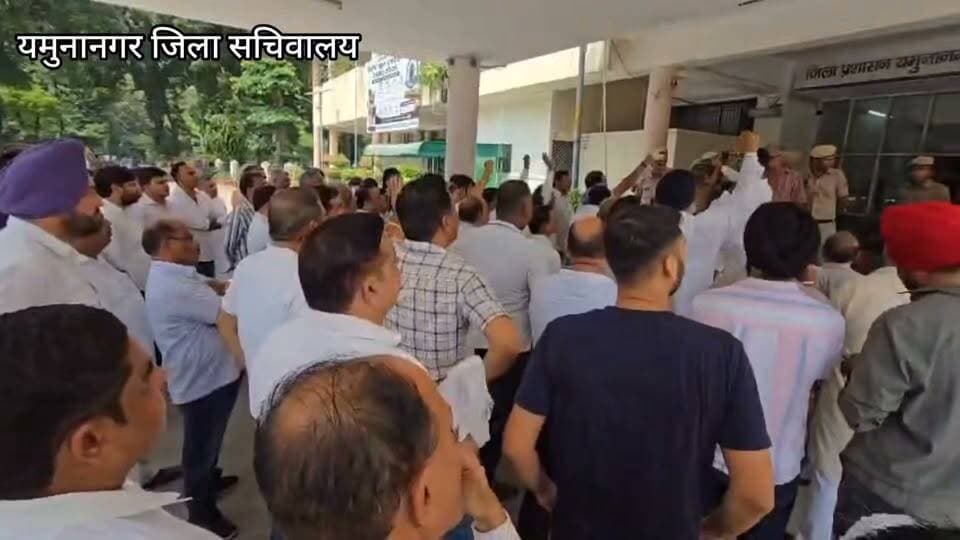 आढ़तियों ने अपनी मांगों को लेकर यमुनानगर के जिला सचिवालय में डीसी साहिबा को सोपा ज्ञापन