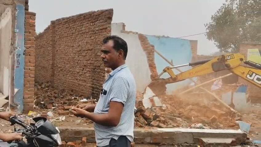 🔴 LIVE: झारखंडधाम में अतिक्रमण हटाने की बड़ी कार्रवाई शुरू!
गिरिडीह/झारखंडधाम: प्रसिद्ध धार्मिक स्थल झारखंडधाम को अतिक्रमण मुक्त कराने के लिए प्रशासन की कार्रवाई शुरू हो गई है। मौके पर खोरीमहुआ एसडीएम समीर रेनियल खलखो, जमुआ अंचल अधिकारी नरेश वर्मा, जमुआ थाना प्रभारी, हीरोडीह थाना प्रभारी समेत कई प्रशासनिक एवं पुलिस अधिकारी मौजूद हैं।
प्रशासन की टीम द्वारा मंदिर एवं मेला परिसर के आसपास अतिक्रमण हटाने की कार्रवाई की जा रही है। इससे क्षेत्र में हलचल बढ़ गई है। पूर्व में 197 दुकानदारों को अतिक्रमण हटाने का नोटिस जारी किया गया था।
📍 झारखंडधाम से सीधा LIVE अपडेट
देखिए मौके की पूरी तस्वीर और प्रशासन की कार्रवाई का ताजा अपडेट।
PNA INDIA NEWS को Subscribe करें और झारखंड की हर बड़ी स्थानीय खबर से जुड़े रहें।
#JharkhandDham #JharkhandDhamLive #GiridihNews #DhanwarNews #JamuaNews #JharkhandNews #EncroachmentDrive #BulldozerAction #झारखंडधाम #अतिक्रमण #गिरिडीह #धनवार #जमुआ #PNAIndiaNews
