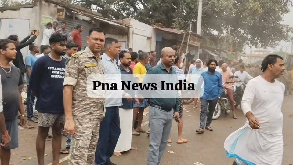 झारखण्ड धाम में अतिक्रमण हटाओ अभियान के दौरान मौक़े पर उपस्थित अनुमंडल पदाधिकारी एवं अन्य.. Live....