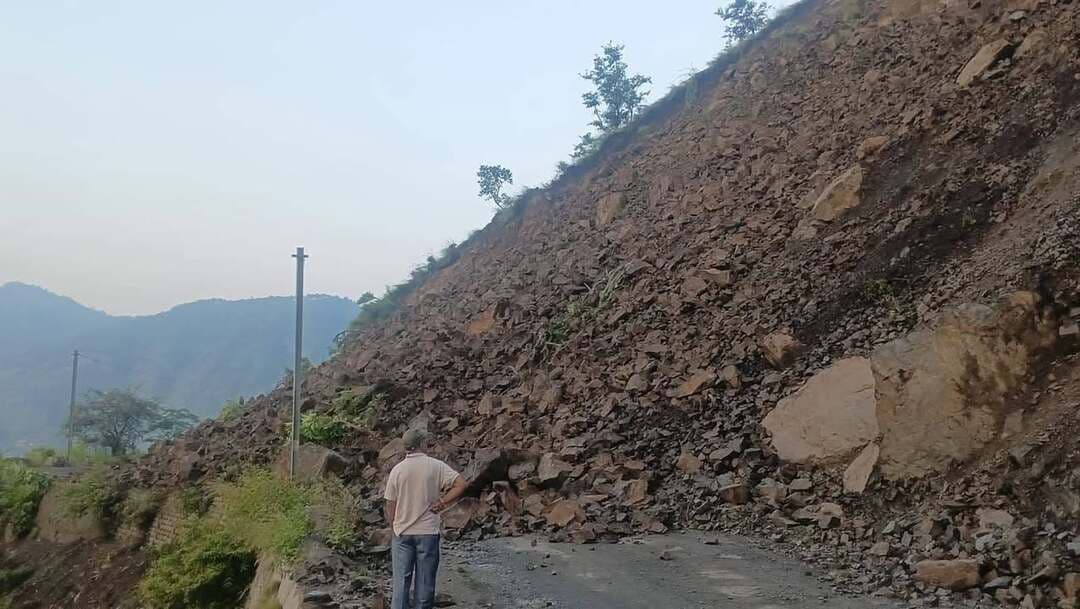 हिमाचल प्रदेश में शिमला को किन्नौर से जोड़ने वाला नेशनल हाईवे-5 (NH-5) कई घंटों तक बाधित रहने के बाद यातायात के लिए पुनः बहाल कर दिया गया है। ठियोग के जनोगघाट के पास सुबह करीब 5 बजे भूस्खलन होने और देवदार के तीन बड़े पेड़ सड़क पर गिरने से वाहनों की आवाजाही पूरी तरह ठप हो गई थी। सड़क बंद होने के कारण दोनों ओर गाड़ियों की लंबी कतारें लग गई थीं, लेकिन प्रशासन द्वारा मलबे और पेड़ों को हटाकर मार्ग को फिर से सुचारू कर दिया गया है।