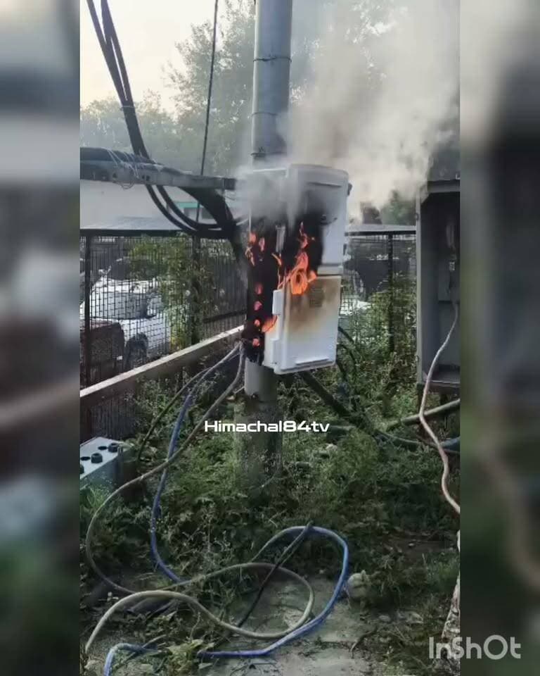 हमीरपुर सब्जी मंडी के पास ट्रांसफार्मर में लगी भीषण आग, मीटर-केबल जलकर राख
हमीरपुर की सब्जी मंडी के पास मंगलवार को ट्रांसफार्मर में अचानक आग लगने से हड़कंप मच गया। आग की चपेट में आने से बिजली बोर्ड के मीटर और केबल जल गए, जिससे विभाग को हजारों रुपये का नुकसान बताया जा रहा है। घटना के बाद क्षेत्र में बिजली आपूर्ति भी प्रभावित हुई। आग लगने के कारणों की जानकारी सामने नहीं आई है।
#Hamirpur #HamirpurNews #HimachalNews #TransformerFire #Electricity #BijliBoard #FireIncident #SabziMandi #HimachalPradesh #BreakingNews #Himachal84TV