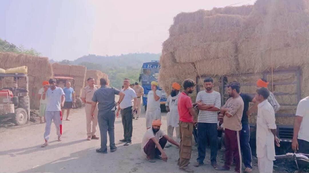 जसवां-प्रागपुर : संसारपुर टैरेस में निजी बस और पराली से लदी ट्रैक्टर ट्रॉली की हुई भिड़ंत, सवार सुरक्षित