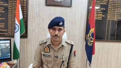 🚨 ब्रेकिंग कौशाम्बी
महिला थाना में महिला आरक्षी को लगी गोली, मौत
मंझनपुर। महिला थाने में पहरा ड्यूटी पर तैनात महिला आरक्षी प्रियंका यादव को सरकारी राइफल से संदिग्ध परिस्थितियों में गोली लग गई।
घटना के बाद पुलिस टीम ने तत्काल उन्हें जिला अस्पताल मंझनपुर पहुंचाया, जहां चिकित्सकों ने मृत घोषित कर दिया।
सूचना मिलते ही पुलिस अधीक्षक कौशाम्बी समेत अन्य पुलिस अधिकारियों ने मौके पर पहुंचकर स्थलीय निरीक्षण किया।
फील्ड यूनिट और पुलिस टीम द्वारा साक्ष्य संकलन, पंचायतनामा व पोस्टमार्टम की कार्रवाई की जा रही है। क्षेत्राधिकारी मंझनपुर के नेतृत्व में घटना के विभिन्न पहलुओं की गहनता से जांच की जा रही है।
गोली किन परिस्थितियों में लगी, इसका खुलासा जांच के बाद ही हो सकेगा।
#Kaushambi #KaushambiPolice #Manjhanpur #MahilaThana #PriyankaYadav BreakingNews PoliceNews