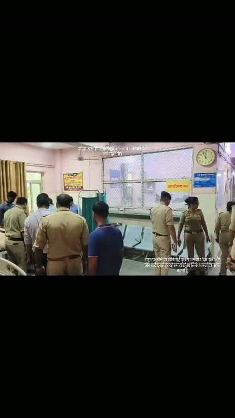 महिला थाना में महिला सिपाही को संदिग्ध परिस्थितियों में लगी गोली, मौत
कौशाम्बी। मंझनपुर स्थित महिला थाना में पहरा ड्यूटी पर तैनात महिला सिपाही प्रियंका यादव को मंगलवार को संदिग्ध परिस्थितियों में गोली लग गई। गंभीर हालत में आनन-फानन उन्हें जिला अस्पताल ले जाया गया, जहां उपचार के दौरान उनकी मौत हो गई।
प्रियंका यादव 2025 बैच की सिपाही थीं और मूल रूप से गाजीपुर की रहने वाली बताई जा रही हैं। घटना की जानकारी होते ही पुलिस महकमे में हड़कंप मच गया। गोली किन परिस्थितियों में लगी, इसका अभी स्पष्ट पता नहीं चल सका है। पुलिस मामले की जांच में जुटी है।
#कौशाम्बी #मंझनपुर #महिलाथाना #प्रियंकायादव #महिलासिपाही पुलिस ब्रेकिंगन्यूज @cmoffice_up @uppolice @kaushambipolice