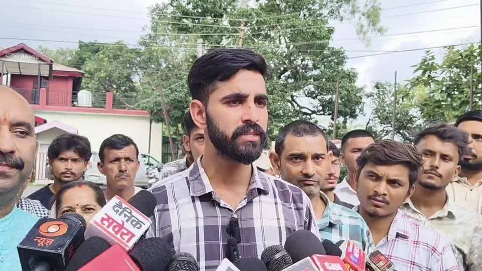 सिरमौर: 17 साल से मौत के साए में मात्तर-भेड़ो सड़क, पहाड़ी कटिंग से हर पल जान का खतरा - ग्रामीणों ने DC सिरमौर को सौंपा ज्ञापन..