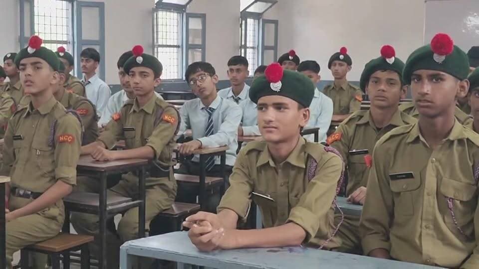 LIVE: PM श्री रा.व.मा.विद्यालय पांवटा साहिब (तारुवाला) पहुंचने पर NCC कमांडिंग ऑफिसर JS चौहान का जोरदार स्वागत, प्रधानाचार्य जोगी राम कन्याल ने जताया आभार....