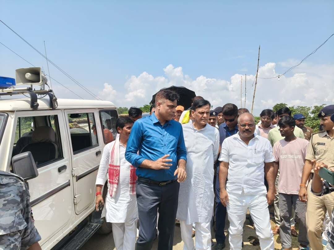 केन्द्रीय गृह राज्य मंत्री श्री नित्यानंद राय जी ने समस्तीपुर के बाढ़ प्रभावित क्षेत्रों का किया दौरा, राहत कार्यों का लिया जायजा..
भारत सरकार के माननीय गृह राज्य मंत्री एवं उजियारपुर के सांसद, श्री नित्यानंद राय जी द्वारा आज समस्तीपुर जिले के मोहनपुर प्रखंड के बाढ़ प्रभावित क्षेत्रों का स्थलीय भ्रमण किया गया।
दौरे के दौरान माननीय मंत्री जी ने बाढ़ पीड़ित परिवारों से मुलाकात कर उनकी समस्याएं सुनीं तथा प्रशासन द्वारा संचालित सामुदायिक रसोई, पशु शिविर, मेडिकल कैंप एवं स्वच्छ पेयजल व्यवस्था का जायजा लिया। उन्होंने नाव पर सवार होकर जल-जमाव से घिरे टोलों में फंसे लोगों के बीच राहत सामग्री का वितरण भी किया।
इस अवसर पर उन्होंने कहा कि केन्द्र एवं राज्य सरकार बाढ़ पीड़ितों के साथ खड़ी है, किसी भी परिवार को परेशानी नहीं होने दी जाएगी। उन्होंने जिला प्रशासन को सभी बाढ़ प्रभावित परिवारों तक त्वरित राहत पहुँचाने एवं GR वितरण में तेजी लाने के निर्देश दिए।
इस दौरान अपर समाहर्ता, श्री राजेश कुमार, आपदा प्रबंधन, एवं अन्य वरीय पदाधिकारी उपस्थित रहे।
#Samastipur #Flood2026 #DistrictAdministration #FloodRelief #FloodVisit #बाढ़_राहत #आपदा_प्रबंधन
Information & Public Relations Department, Government of Bihar