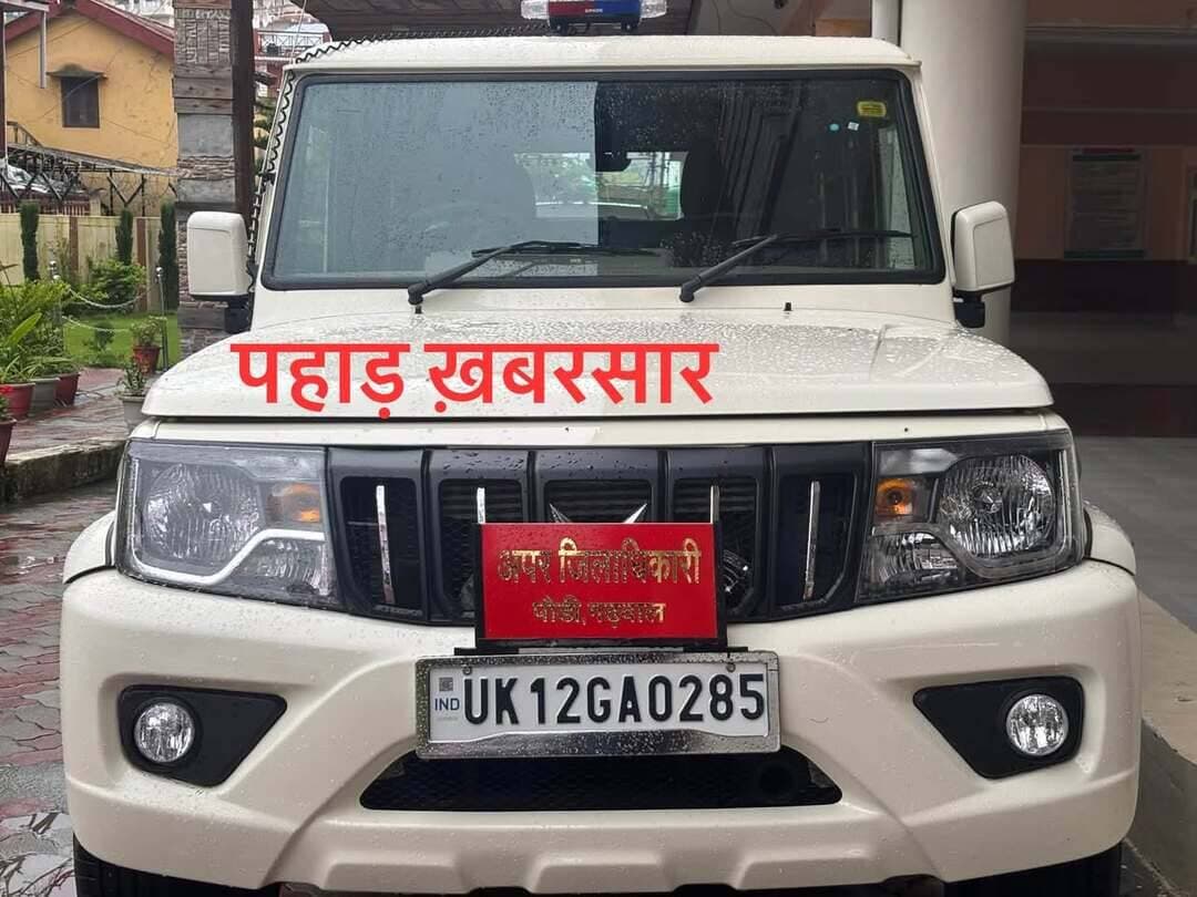 #पौड़ी में चोरों के हौसले बुलंद!
अब चोरों ने प्रशासनिक
#अधिकारियों के वाहनों को भी निशाना बनाना शुरू कर दिया है। (सूत्रो के हवाले से खबर)अपर जिलाधिकारी के वाहन से टायरों के व्हील चोरी होने की घटना ने सुरक्षा व्यवस्था पर सवाल खड़े कर दिए हैं।
आखिर जब अधिकारियों के वाहन भी सुरक्षित नहीं हैं, तो आम जनता की सुरक्षा का क्या? पुलिस से मामले के शीघ्र खुलासे और सख्त कार्रवाई की उम्मीद।
#Pauri #Theft #Uttarakhand #PauriNews #CrimeNews