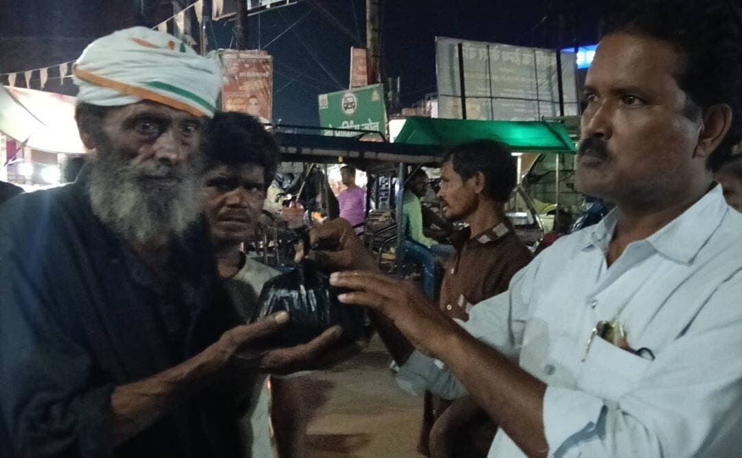 बाँदा रोटी बैंक की सेवा: 14 पैकेट भोजन जरूरतमंदों तक पहुंचाया गया
बाँदा रोटी बैंक सोसाइटी के जिम्मेदार शाखा प्रमुख खाईंपार जगदीश श्रीवास जी लगातार गरीबों की मदद और सेवा कर रहे हैं। इसी क्रम में आज दिनांक 07/09/2026 को अपने निर्धारित दिन और समय पर उन्होंने फिर जरूरतमंदों की मदद के लिए भोजन उपलब्ध कराया।
जगदीश श्रीवास जी ने अपने मोहल्ले खाईंपार से 10 पैकेट भोजन, निषाद फर्नीचर से 2 पैकेट और होटल कम्फर्ट इन से 2 पैकेट भोजन एकत्र कर बाँदा रोटी बैंक की टीम को सौंपा।
इस अवसर पर बाँदा रोटी बैंक के जिम्मेदार अध्यक्ष रिजवान अली, उपाध्यक्ष मोहम्मद सलीम, कार्यालय प्रभारी मोहम्मद शमीम, शाखा प्रमुख ईदगाह नसीर खान और उप शाखा प्रमुख छिपटहरी अलीमुद्दीन को कुल 14 पैकेट भोजन दिए गए, जिन्हें टीम द्वारा जरूरतमंदों तक पहुंचाया गया।
आप सभी लोगों से निवेदन है कि यदि आप हमारी संस्था बाँदा रोटी बैंक में भोजन, कपड़े या आर्थिक सहायता देकर सहयोग करना चाहते हैं, तो नीचे दिए गए मोबाइल नंबरों पर संपर्क कर सकते हैं:
📞 9451988451, 8318456975
आपका छोटा सा सहयोग किसी जरूरतमंद के चेहरे पर मुस्कान ला सकता है।
<nis:link nis:type=tag nis:id=बाँदारोटीबैंक nis:value=बाँदारोटीबैंक nis:enabled=true nis:link/>