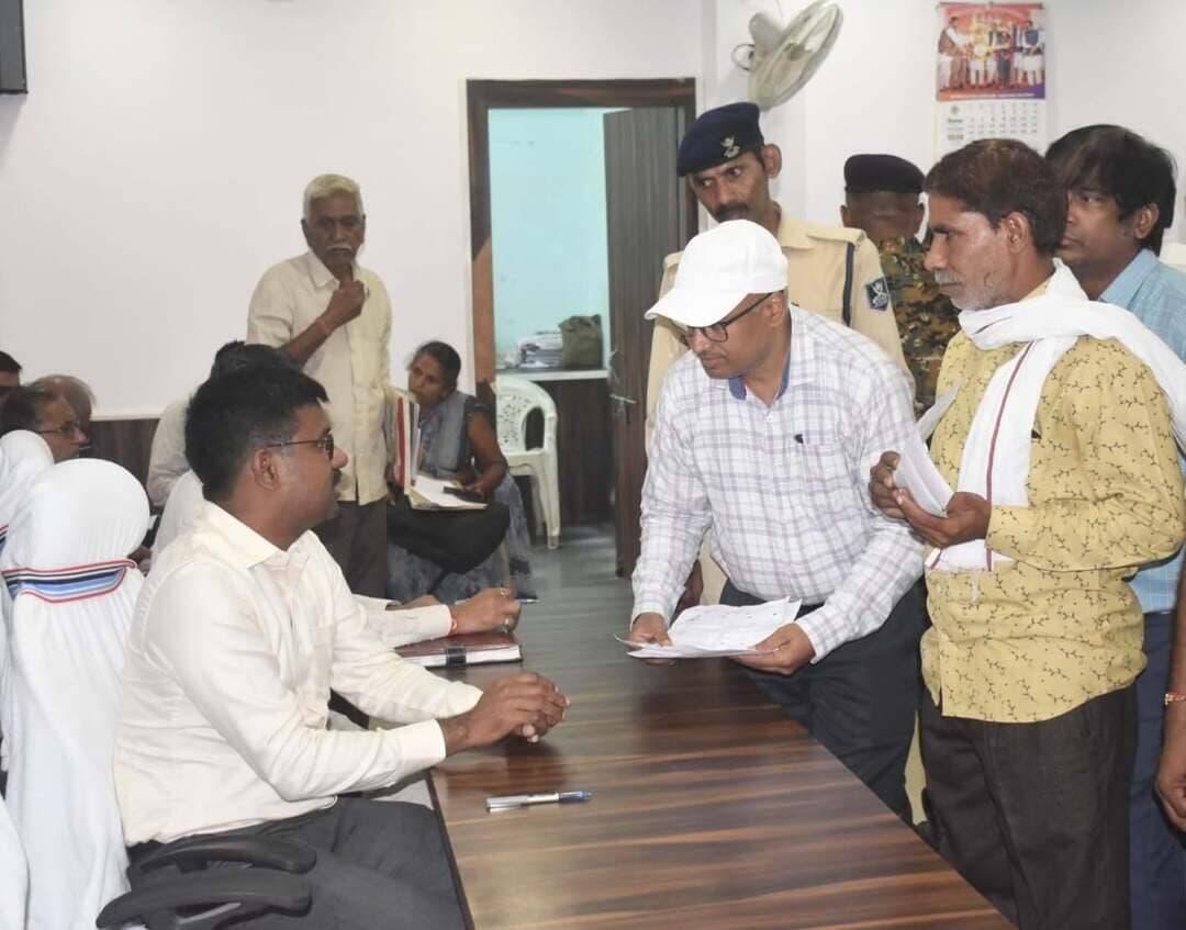 मंगलवार को कलेक्ट्रेट सभाकक्ष में आयोजित जनसुनवाई ने कलेक्टर डॉ सतीश कुमार एस ने जिले के विभिन्न अंचलों से आए आवेदकों की समस्याएं सुनी और समस्याओं के निराकरण के निर्देश संबंधित अधिकारियों को दिए।
इस मौके पर एसडीएम जितेंद्र वर्मा द्वारा भी आवेदकों की समस्याएं सुनी गई।