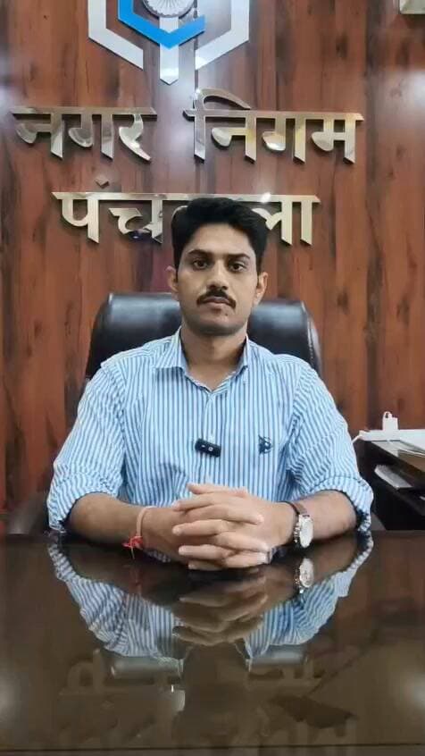 नगर निगम पंचकूला के आयुक्त श्री विनय कुमार ने हड़ताल पर चल रहे सफाई कर्मचारियों से अपील की है कि वे राज्य सरकार द्वारा उनकी प्रमुख मांगों के संबंध में लिए गए सकारात्मक फैसलों को देखते हुए जल्द से जल्द काम पर लौटें, ताकि शहर में सफाई सेवाएं निर्बाध रूप से जारी रह सकें।
#panchkula #panchkulanews #panchkulasocialmedia