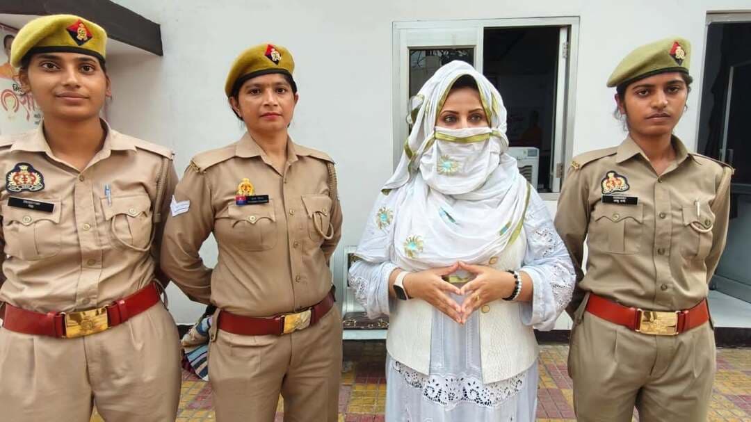 सहारनपुर में शांति व्यवस्था भंग करने पर महिला गिरफ्तार, न्यायालय के आदेश पर जिला कारागार भेजा
सहारनपुर। कानून एवं शांति व्यवस्था बनाए रखने के लिए चलाए जा रहे अभियान के तहत थाना कुतुबशेर पुलिस ने एक महिला को गिरफ्तार कर विधिक कार्रवाई की है।
पुलिस के अनुसार, 07 सितंबर 2026 को नेता प्रतिपक्ष श्री लाल बिहारी यादव एवं उत्तर प्रदेश कांग्रेस कमेटी के प्रदेश अध्यक्ष श्री अजय कुमार राय के सहारनपुर आगमन के दौरान सर्किट हाउस में सुरक्षा व्यवस्था के दृष्टिगत महिला पुलिस द्वारा हुदा जरीवाला को रोका गया। इस दौरान उसके द्वारा हंगामा एवं उत्तेजित व्यवहार किए जाने तथा समझाने के बावजूद स्थिति सामान्य न होने पर पुलिस ने शांति एवं कानून-व्यवस्था बनाए रखने के दृष्टिगत उसे गिरफ्तार किया।
पुलिस ने बताया कि अभियुक्ता के विरुद्ध धारा 170/126/135 बीएनएसएस के अंतर्गत विधिक कार्रवाई करते हुए समय से माननीय न्यायालय के समक्ष पेश किया गया। न्यायालय के आदेश के बाद अभियुक्ता को जिला कारागार में निरुद्ध किया गया।
गिरफ्तार अभियुक्ता: हुदा जरीवाला, निवासी ग्रेटर नोएडा।
गिरफ्तार करने वाली पुलिस टीम में प्रभारी निरीक्षक संतोष कुमार त्यागी, म0उ0नि0 श्वेता शर्मा, म0का0 नेहा, म0का0 शिल्पी एवं म0का0 आशु शामिल रहीं।
पुलिस का कहना है कि जनपद में कानून एवं शांति व्यवस्था बनाए रखने के लिए प्रभावी कार्रवाई लगातार जारी रहेगी।
#Saharanpur #SaharanpurPolice #KutubsherPolice #UPPolice #PoliceAction #LawAndOrder