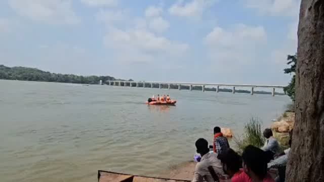 झाँसी के बरुआ सागर थाना क्षेत्र की बेतवा नदी मे दो युवक के डूबने की खबर से मचा हड़कंप,मछली पकड़ने गए युवक डूबे,SDRF की चला रही सर्च आपरेशन