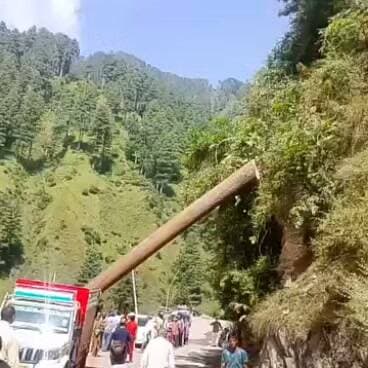 चंबा जिला उपमंडल सलूणी के जिलाड़ी में चिरानी की कथित लापरवाही से बड़ा हादसा टला! 🌳🚗🏠
पेड़ गिरने से गाड़ी और मकान क्षतिग्रस्त, बाल-बाल बचे लोग
#सलूणी #जिलाड़ी #भांदल #चंबा #हादसा #पेड़गिरा #गाड़ीक्षतिग्रस्त #मकानक्षतिग्रस्त #चंबान्यूज #ChambaToday #BreakingNews #HimachalNews #ViralNews #LocalNews #viralvideo