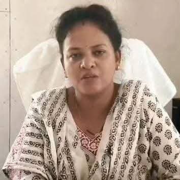 जहरीली शराब कांड में एक और प्रशासनिक कार्रवाई
बंडा SDM आरती यादव हटाईं गईं, कलेक्ट्रेट में हुई पदस्थापना
सागर। बंडा क्षेत्र में जहरीली शराब से हुई मौतों के बाद प्रशासनिक स्तर पर कार्रवाई का सिलसिला जारी है। इसी क्रम में कलेक्टर प्रतिभा पाल ने बंडा SDM एवं संयुक्त कलेक्टर आरती यादव को बंडा SDM के पद से हटा दिया है।
जारी आदेश के अनुसार, आरती यादव की पदस्थापना अब कलेक्ट्रेट कार्यालय, सागर में की गई है। आरती यादव बंडा SDM के साथ-साथ शाहगढ़ अनुविभाग का अतिरिक्त प्रभार भी संभाल रही थीं।
वहीं, डिप्टी कलेक्टर संजय कुमार जैन को बंडा SDM की जिम्मेदारी सौंपी गई है। उन्हें शाहगढ़ अनुविभाग का अतिरिक्त प्रभार भी दिया गया है।
बंडा क्षेत्र में जहरीली शराब से हुई मौतों के मामले के बाद प्रशासन और पुलिस स्तर पर लगातार कार्रवाई की जा रही है। इसी कड़ी में बंडा SDM के पद पर किए गए इस बदलाव को महत्वपूर्ण प्रशासनिक कार्रवाई माना जा रहा है।
#Sagar #Banda #SagarNews #JahriLiSharab #PoisonousLiquor #MadhyaPradesh #BreakingNews
