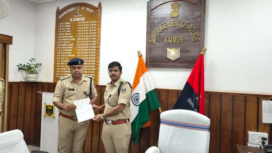 कैमूर SP ने की मासिक अपराध गोष्ठी, उत्कृष्ट कार्य पर जवानों को किया सम्मानित*
कैमूर पुलिस सभागार भभुआ में मासिक अपराध गोष्ठी का आयोजन किया गया। इसकी अध्यक्षता पुलिस अधीक्षक कैमूर, भभुआ ने की। गोष्ठी में जिले के सभी थानाध्यक्ष और अन्य पुलिस पदाधिकारी मौजूद रहे।
बैठक में जिले में अपराध नियंत्रण, लंबित मामलों के त्वरित निष्पादन, शराब तस्करी पर रोक और अन्य संगठित अपराधों की रोकथाम को लेकर दिशा-निर्देश दिए गए।
वहीं, उत्कृष्ट कार्य करने वाले पुलिस पदाधिकारियों और पुलिसकर्मियों को पुलिस अधीक्षक द्वारा प्रशस्ति पत्र और एक-एक सु-सेवांक देकर सम्मानित किया गया और भविष्य में भी इसी तरह कार्य करने के लिए प्रोत्साहित किया गया।
