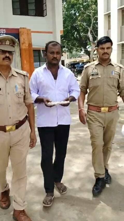 थाना पहाड़ी पुलिस टीम ने हत्या के प्रयास के मुकदमे में वांछित हिस्ट्रीशीटर अभियुक्त को अवैध तमंचा व जिन्दा कारतूस के साथ किया गिरफ्तार
पुलिस अधीक्षक चित्रकूट अरुण कुमार सिंह के कुशल निर्देशन में अपराध पर अंकुश लगाने हेतु अपराधियों के विरुद्ध की जा रही कार्रवाई के क्रम में अपर पुलिस अधीक्षक चित्रकूट पीयूष कान्त राय एवं क्षेत्राधिकारी राजापुर यामीन अहमद के पर्यवेक्षण तथा प्रभारी निरीक्षक थाना पहाड़ी निशिकान्त राय के मार्गदर्शन में उ0नि0 सत्यनारायण सिंह एवं उनकी टीम द्वारा हत्या के प्रयास के मुकदमे में वांछित हिस्ट्रीशीटर अभियुक्त राममिलन पुत्र रामप्यारे, उम्र करीब 35 वर्ष, निवासी कलवारा बुजुर्ग, हाल पता बरेठी रोड, कस्बा व थाना पहाड़ी, जनपद चित्रकूट को 01 अदद अवैध तमंचा 32 बोर एवं 01 अदद जिन्दा कारतूस 32 बोर के साथ गिरफ्तार किया गया।
संक्षिप्त विवरण-
दिनांक 07.09.2026 को वादी बलराम पुत्र ननकाई यादव निवासी जनपद चित्रकूट द्वारा थाना पहाड़ी पर तहरीरी सूचना दी गई कि अभियुक्त राममिलन उपरोक्त द्वारा उसे लोदहा रोड के पास रोककर गाली-गलौज की गई तथा जान से मारने की नीयत से चाकू से दो बार प्रहार किया गया। प्राप्त तहरीर के आधार पर थाना पहाड़ी पर मु0अ0सं0 177/26, धारा 109(1), 118(1), 126(2), 351(3), 352 बीएनएस बनाम राममिलन उपरोक्त पंजीकृत किया गया।
विवेचना के दौरान अभियुक्त राममिलन के पूर्व से हिस्ट्रीशीटर होने की जानकारी प्राप्त हुई। मुखबिर की सूचना पर उ0नि0 सत्यनारायण सिंह एवं उनकी टीम द्वारा वांछित हिस्ट्रीशीटर अभियुक्त राममिलन उपरोक्त को दिनांक 08.09.2026 को समय 00:30 बजे बरेठी रोड तालाब के पास से गिरफ्तार किया गया। अभियुक्त के कब्जे से 01 अदद अवैध तमंचा 32 बोर एवं 01 अदद जिन्दा कारतूस 32 बोर बरामद हुआ। उक्त बरामदगी के आधार पर अभियुक्त के विरुद्ध थाना पहाड़ी पर मु0अ0सं0 178/26, धारा 3/25 आर्म्स एक्ट पंजीकृत कर आवश्यक विधिक कार्रवाई की गई।
गिरफ्तार अभियुक्त का नाम व पता-
राममिलन पुत्र रामप्यारे, उम्र करीब 35 वर्ष, निवासी कलवारा बुजुर्ग, हाल पता बरेठी रोड, कस्बा व थाना पहाड़ी, जनपद चित्रकूट।
बरामदगी-
01 अदद अवैध तमंचा 32 बोर
01 अदद जिन्दा कारतूस 32 बोर
आपराधिक इतिहास का विवरण-
01.मु0अ0स0 228/163/25 आर्म्स एक्ट थाना रैपुरा जनपद चित्रकूट
2. मु0अ0स0 44/16 धारा 3/25 आर्म्स एक्ट थाना पहाडी जनपद चित्रकूट
3. मु0अ0स0 45/16 धारा 8/20 एन.डी.पी.एस.एक्ट पहाडी जनपद चित्रकूट
4. मु0अ0स0 274/16 धारा 60 आब0अधि0 थाना पहाडी जनपद चित्रकूट
5. मु0अ0स0 417/17 धारा 8/20 एन.डी.पी.एस. एक्ट पहाडी जनपद चित्रकूट
6. मु0अ0स0 1123/17 धारा 393/411 भा0द0वि0 थाना कोत0कर्वी जनपद चित्रकूट
7. मु0अ0स0 1141/17 धारा 8/20 एन.डी.पी.एस एक्ट थाना कोत0कर्वी जनपद चित्रकूट
8. मु0अ0स0 92/18 धारा 8/20 एन.डी.पी.एस एक्ट थाना पहाडी जनपद चित्रकूट
9. मु0अ0स0 29/18 धारा 3 यू.पी.गुण्डा अधि. थाना पहाडी जनपद चित्रकूट
10. मु0अ0स0 118/18 धारा 10 यू.पी. गुण्डा अधि. थाना पहाडी जनपद चित्रकूट
11. मु0अ0स0 69/19 धारा 3/25 आर्म्स एक्ट पहाडी थाना जनपद चित्रकूट
12. मु0अ0स0 74/21 धारा 8/20 एन.डी.पी.एस. एक्ट थाना पहाडी जनपद चित्रकूट
13. मु0अ0स0 147/22 धारा 10 यू.पी. गुण्डा अधि. थाना पहाडी जनपद चित्रकूट
14. मु0अ0स0 14/20 धारा 3 यू.पी. गुण्डा अधि. थाना पहाडी जनपद चित्रकूट
15. मु0अ0स0 35/23 धारा 60 आब0अधि0 थाना पहाडी चित्रकूट
16. मु0अ0स0 88/23 धारा 323/504/506भा0द0वि0 थाना पहाडी जनपद चित्रकूट
17. मु0अ0स0 4/23 धारा 3 यू.पी. गुण्डा अधि0 थाना पहाडी जनपद चित्रकूट
18. मु0अ0स0 138/23 धारा 323/504/506 भा0द0वि0 थाना पहाडी जनपद चित्रकूट
19. मु0अ0स0 236/23 धारा 379/411 भा0द0वि0 थाना पहाडी जनपद चित्रकूट
20. मु0अ0स0 65/25धारा 316(2)/317(2)/318(2)/324(5)/351(2)/352 बीएनएस थाना पहाडी जनपद
21. मु0अ0स0 151/26 धारा 115(2)/333/351(3)/352 बीएनएस थाना पहाडी जनपद चित्रकूट
22. मु0अ0स0 177/26 धारा 109(1)/118(1)/126(2)/351(3)/352 बीएनएस थाना पहाडी जनपद चित्रकूट
23. मु0अ0स0 178/26 धारा 3/25 आर्म्स एक्ट थाना पहाडी जनपद चित्रकूट
गिरफ्तारी करने वाली टीम -
1.उ0नि0 सत्यनारायण सिंह
2. का0 मिथिलेश भारद्वाज
3. का0 सत्येश कुमार