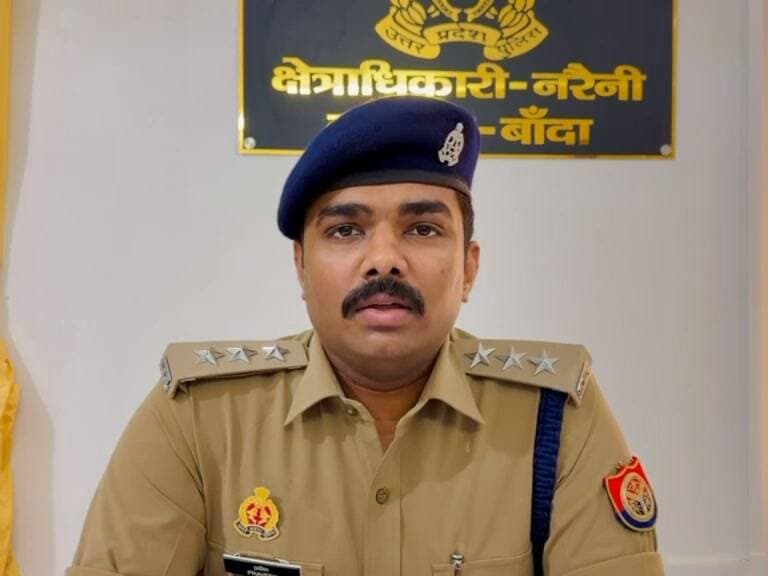 #बांदा
सीओ नरैनी की अगुवाई में पुलिस को हत्या के मामले में मिली बड़ी सफलता , 48 घंटे के अंदर मामले का हुआ खुलासा !
थाना नरैनी पुलिस टीम द्वारा व्यक्ति की हत्या की घटना का 48 घण्टे के भीतर खुलासा करते हुए 03 अभियुक्तों को गिरफ्तार करते हुए घटना में प्रयुक्त आलाकत्ल बांका व मृतक के मोटरसाइकिल को भी बरामद कर लिया गया है
इस सम्बन्ध में क्षेत्राधिकारी नरैनी प्रवीण कुमार का बयान
