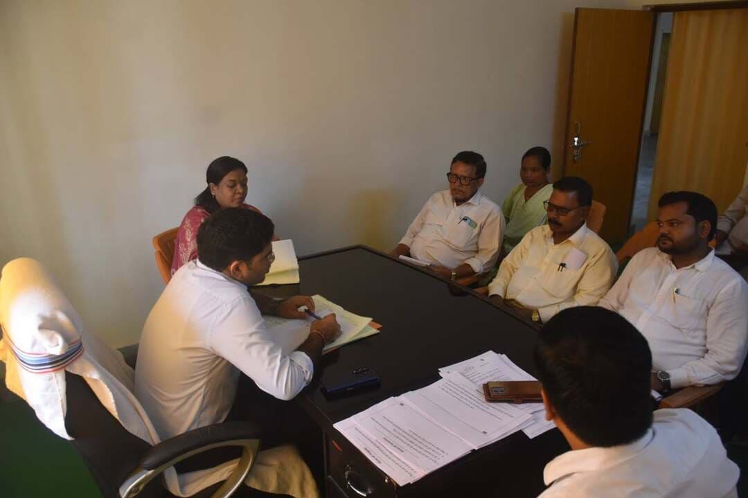 लोहरदगा में SIR को लेकर उपायुक्त ने राजनीतिक दलों के प्रतिनिधियों के साथ की बैठक, मतदाताओं से की अहम अपील
लोहरदगा। उपायुक्त-सह-जिला निर्वाचन पदाधिकारी संदीप कुमार मीना ने मंगलवार को ईवीएम वेयरहाउस का त्रैमासिक निरीक्षण किया। इस दौरान उन्होंने भारत निर्वाचन आयोग के निर्धारित मानकों के अनुसार वेयरहाउस की सुरक्षा व्यवस्था समेत अन्य महत्वपूर्ण बिंदुओं का जायजा लिया और संबंधित अधिकारियों को आवश्यक दिशा-निर्देश दिए।