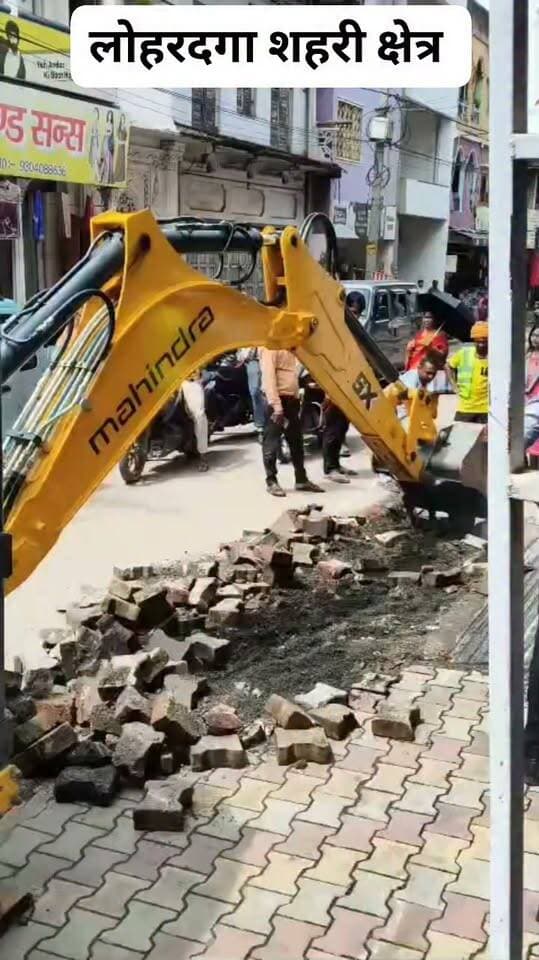 अतिक्रमण हटाने के दौरान दुकान के सामने तोड़फोड़, सड़क पर बिखरा सामान; दुकानदार ने उठाए सवाल
