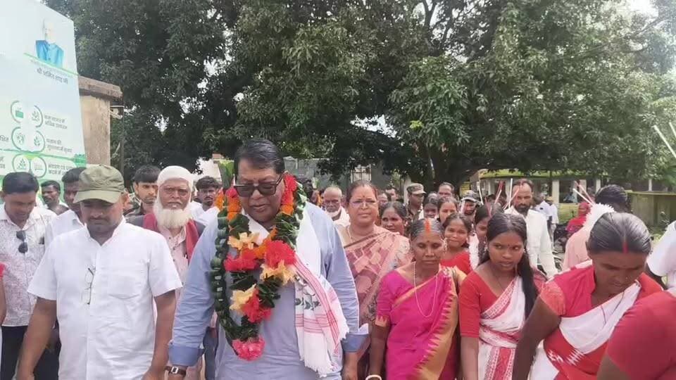 लोहरदगा के स्थानीय विधायक एवं पूर्व मंत्री डॉ. रामेश्वर उरांव आज जनता से सीधे रूबरू हुए।