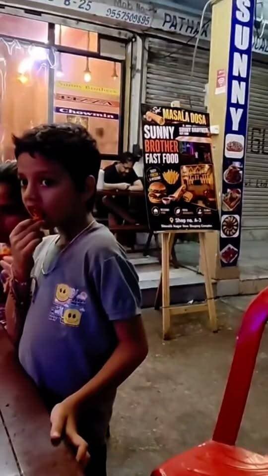 हरिद्वार के शिवालिक नगर की फेमस फास्ट फूड दुकान का ये हाल! सन्नी फास्ट फूड के खाने में रेंगता मिला कीड़ा, #videoviral