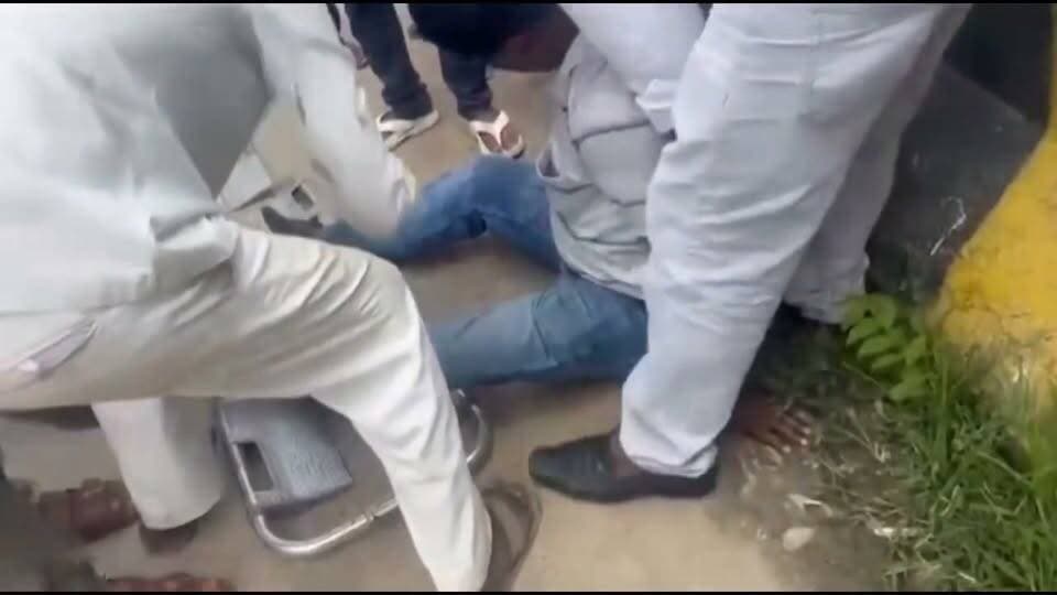 #गौहनिया ग्रीन फील्ड स्कूल के पास दो बाइकों की भिड़ंत में एक घायल, इलाज के लिए भेजा गया अस्पताल।।
घूरपुर/प्रयागराज। थाना क्षेत्र के गौहनिया चौकी अंतर्गत ग्रीन फील्ड स्कूल के पास मंगलवार को ओवरटेक के दौरान दो बाइकों में जोरदार टक्कर हो गई।
हादसे में स्प्लेंडर सवार गन्ने (बारा) निवासी मोहन लाल वर्मा घायल हो गए। बताया गया कि दोनों बाइक घूरपुर से जारी की ओर जा रही थीं। ओवरटेक के दौरान R15 और स्प्लेंडर की भिड़ंत हो गई।
हादसे के बाद R15 सवार मौके से फरार हो गया। स्थानीय लोगों की सूचना पर पहुंची 108 एंबुलेंस से घायल को सीएचसी जसरा में भर्ती कराया गया।
#Ghoorpur #gauhaniya