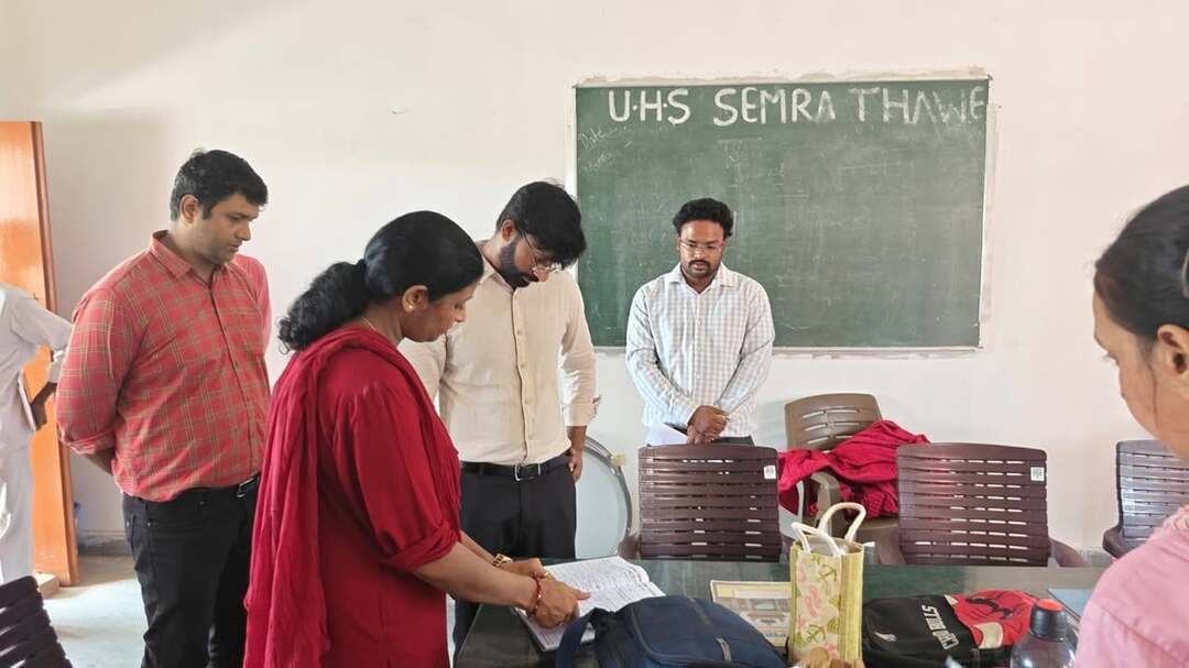मॉडल स्कूल व आंगनबाड़ी केंद्र सेमरा का औचक निरीक्षण:
DDC गौरव कुमार ने स्मार्ट क्लास का लिया जायजा, आंगनबाड़ी में अनियमितता पर कड़ी नाराजगी!
आज दिनांक 08 सितंबर 2026 को उप विकास आयुक्त श्री गौरव कुमार द्वारा सरस्वती विद्या निकेतन मॉडल स्कूल (उत्क्रमित उच्चतर माध्यमिक विद्यालय) सेमरा एवं थावे पंचायत के आंगनबाड़ी केंद्र संख्या-02 का औचक निरीक्षण किया गया।
निरीक्षण के दौरान मॉडल स्कूल में स्मार्ट क्लास, ऑनलाइन पढ़ाई, साफ-सफाई और शिक्षकों की उपस्थिति संतोषजनक पाई गई। डीडीसी ने कक्षाओं में जाकर विद्यार्थियों को नियमित अध्ययन व अनुशासन के लिए प्रेरित किया। वहीं, आंगनबाड़ी केंद्र संख्या-02 की जांच में रजिस्टर की तुलना में बच्चों की भौतिक उपस्थिति कम पाए जाने तथा मसाला सामग्री में गड़बड़ी मिलने पर डीडीसी ने कड़ी नाराजगी जताई। उन्होंने मामले को वरीय अधिकारियों को प्रतिवेदित करने का निर्देश देते हुए स्पष्ट किया कि बच्चों के पोषण व स्वास्थ्य में लापरवाही पर सख्त कार्रवाई की जाएगी।
#Gopalganj #SchoolInspection #AnganwadiInspection #DDCGopalganj #QualityEducation #ChildNutrition #GopalganjAdministration