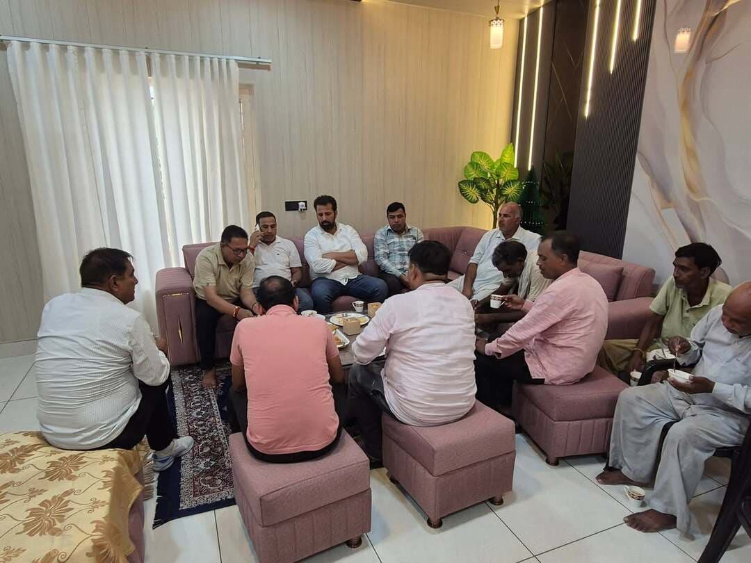 कांग्रेस नेता उमेश बुबका | हल्का रादौर के गांव हरियाबाँस में लगातार जारी जनसंपर्क अभियान के तहत अपनों के बीच पहुंचकर ग्रामीण साथियों से आत्मीय मुलाकात हुई। इस दौरान क्षेत्र से जुड़े विभिन्न विषयों पर साथियों के साथ चर्चा की तथा कांग्रेस पार्टी की नीतियों और विचारधारा को लेकर संवाद किया। अपनों का स्नेह, विश्वास और समर्थन ही मेरी सबसे बड़ी ताकत है। इसी विश्वास के साथ जनसेवा और क्षेत्र की आवाज़ को मजबूती से बुलंद करने का यह सफर निरंतर जारी रहेगा।
आपका साथ और विश्वास ही मेरी ताकत है। 🙏
#उमेशबुबका #रादौर #हरियाबाँस #जनसंपर्कअभियान #जनसेवा #कांग्रेस