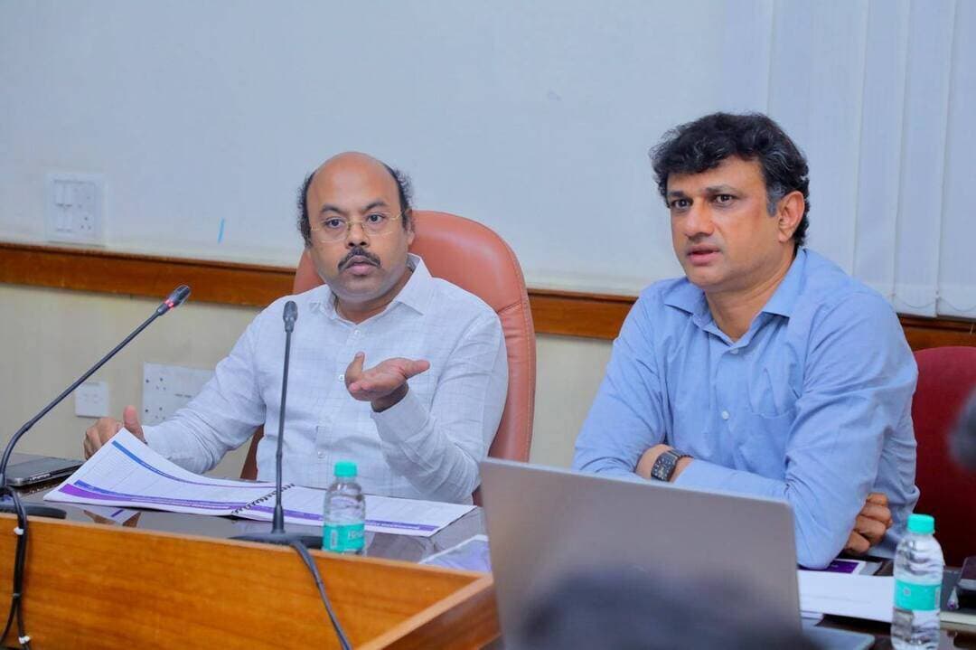 ವಿಕಾಸಸೌಧದ ಸಭಾಂಗಣದಲ್ಲಿ ಮೈಸೂರಿನಲ್ಲಿ ಸಾರ್ವಜನಿಕ-ಖಾಸಗಿ ಪಾಲುದಾರಿಕೆ (PPP) ಮಾದರಿಯಲ್ಲಿ ನಿರ್ಮಿಸಲು ಉದ್ದೇಶಿಸಿರುವ ಅಂತಾರಾಷ್ಟ್ರೀಯ ದರ್ಜೆಯ ಚಿತ್ರನಗರಿ ಯೋಜನೆಯ ಪ್ರಗತಿ ಕುರಿತು ನಗರಾಭಿವೃದ್ಧಿ ಸಚಿವರಾದ ಡಾ. ಯತೀಂದ್ರ ಸಿದ್ದರಾಮಯ್ಯ ಅವರು ಸಂಬಂಧಿಸಿದ ಅಧಿಕಾರಿಗಳೊಂದಿಗೆ ಪರಿಶೀಲನಾ ಸಭೆ ನಡೆಸಿದರು.
ಮೈಸೂರು ಈಗಾಗಲೇ ಕಲೆ, ಸಂಸ್ಕೃತಿ, ಪರಂಪರೆ ಹಾಗೂ ಪ್ರವಾಸೋದ್ಯಮದ ಪ್ರಮುಖ ತಾಣವಾಗಿದ್ದು, ಚಿತ್ರನಗರಿಯಂತಹ ಮಹತ್ವಾಕಾಂಕ್ಷೆಯ ಯೋಜನೆಯು ನಗರದ ಸಾಂಸ್ಕೃತಿಕ ಮತ್ತು ಆರ್ಥಿಕ ಬೆಳವಣಿಗೆಗೆ ಮತ್ತಷ್ಟು ವೇಗ ನೀಡುವ ಸಾಮರ್ಥ್ಯ ಹೊಂದಿದೆ. ಈ ಹಿನ್ನೆಲೆಯಲ್ಲಿ, ಉದ್ದೇಶಿತ ಚಿತ್ರನಗರಿಯನ್ನು ಕೇವಲ ಚಿತ್ರೀಕರಣಕ್ಕೆ ಸೀಮಿತವಾಗಿರದೆ, ಅತ್ಯಾಧುನಿಕ ಚಿತ್ರೀಕರಣ ಸೌಲಭ್ಯಗಳು, ಸ್ಟುಡಿಯೋಗಳು, ತಾಂತ್ರಿಕ ಮೂಲಸೌಕರ್ಯ, ಪೋಸ್ಟ್-ಪ್ರೊಡಕ್ಷನ್ ಸೌಲಭ್ಯಗಳು ಹಾಗೂ ಚಲನಚಿತ್ರ ಕ್ಷೇತ್ರಕ್ಕೆ ಅಗತ್ಯವಿರುವ ಸಮಗ್ರ ವ್ಯವಸ್ಥೆಗಳನ್ನು ಒಳಗೊಂಡ ದೇಶದ ಅತ್ಯುತ್ತಮ ಚಿತ್ರನಗರಿಯಾಗಿ ರೂಪಿಸುವ ನಿಟ್ಟಿನಲ್ಲಿ ಸಭೆಯಲ್ಲಿ ವಿವರವಾದ ಚರ್ಚೆ ನಡೆಸಿದರು.
ಯೋಜನೆಯ ಅನುಷ್ಠಾನದಲ್ಲಿ ಯಾವುದೇ ವಿಳಂಬವಾಗದಂತೆ ಪ್ರತಿ ಹಂತದ ಕಾರ್ಯಯೋಜನೆ, ಪ್ರಗತಿ ಹಾಗೂ ಎದುರಾಗಬಹುದಾದ ಸವಾಲುಗಳ ಕುರಿತು ನಿರಂತರವಾಗಿ ಮಾಹಿತಿ ಒದಗಿಸುವಂತೆ ಅಧಿಕಾರಿಗಳಿಗೆ ಸೂಚಿಸಿದೆ. ಸಾರ್ವಜನಿಕ ಹಿತಾಸಕ್ತಿ ಹಾಗೂ ಮೈಸೂರಿನ ಪ್ರವಾಸೋದ್ಯಮ ಮತ್ತು ಸಾಂಸ್ಕೃತಿಕ ಸಾಮರ್ಥ್ಯವನ್ನು ಗಮನದಲ್ಲಿಟ್ಟುಕೊಂಡು, ಯೋಜನೆಯನ್ನು ಪರಿಣಾಮಕಾರಿಯಾಗಿ ಹಾಗೂ ಗುಣಮಟ್ಟದೊಂದಿಗೆ ಸಾಕಾರಗೊಳಿಸುವಂತೆ ನಿರ್ದೇಶನ ನೀಡಿದರು.
ಸಭೆಯಲ್ಲಿ ಮಾಹಿತಿ ಕಾರ್ಯದರ್ಶಿಗಳಾದ ಜೆ. ಮಂಜುನಾಥ್ ಮತ್ತು ವಾರ್ತಾ ಮತ್ತು ಪ್ರಚಾರ ಇಲಾಖೆಯ ಅಧಿಕಾರಿಗಳು ಉಪಸ್ಥಿತರಿದ್ದರು.
#mysuru