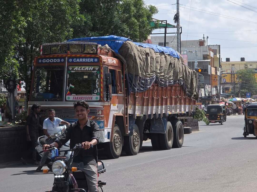 ಯಾದಗಿರಿ ನಗರದ ಅಣೆಕಲ್ ಪೆಟ್ರೋಲ್ ಪಂಪ್ ಮುಂದುಗಡೆ ಕೆಟ್ಟು ನಿಂತಿರುವ ವಾಹನ