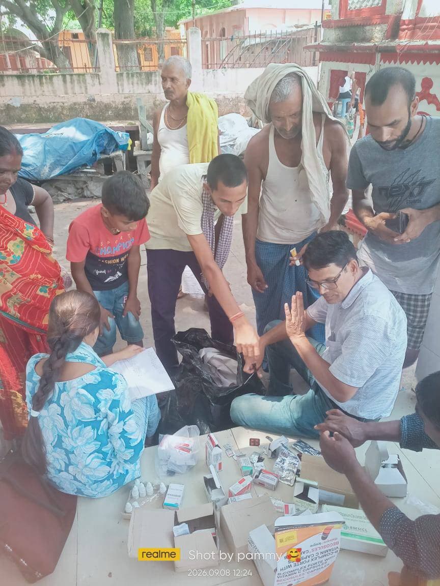 बाढ़ प्रभावित क्षेत्रों में स्वास्थ्य सेवाएं
सारण जिले के बाढ़ प्रभावित क्षेत्रों में जिला प्रशासन एवं स्वास्थ्य विभाग की टीमें लगातार सक्रिय हैं। मोबाइल मेडिकल टीमों एवं अस्थायी चिकित्सा शिविरों के माध्यम से लोगों की स्वास्थ्य जांच, उपचार, दवा वितरण एवं आवश्यक परामर्श दिया जा रहा है।
सोनपुर, गोला बाजार, छपरा सदर, चिरांद पंचायत एवं कालीघाट सहित प्रभावित क्षेत्रों में स्वास्थ्य सेवाएं निरंतर उपलब्ध कराई जा रही हैं।
जिला प्रशासन का प्रयास—हर प्रभावित व्यक्ति तक समय पर स्वास्थ्य सुविधा।