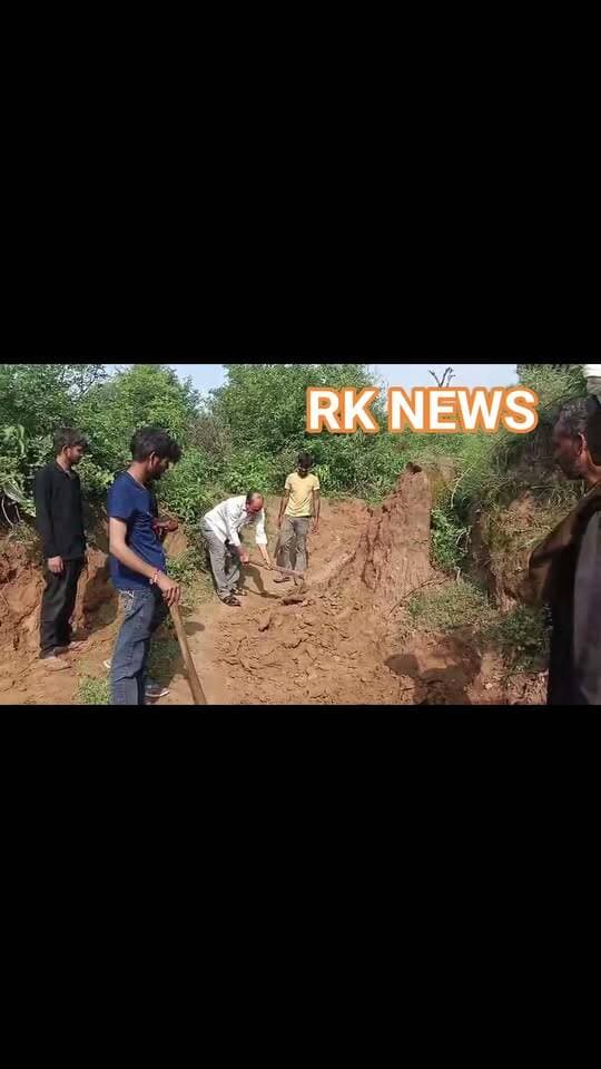 कल्ला दह के लिए लोगों ने श्रमदान कर बनाया कच्चा रास्ता
करौली कल्लादह निवासियों ने कल्लाडे के लिए जाने वाले कच्चे रास्ते को श्रमदान कर बनाया है। गंगाराम प्रजापत ने मंगलवार दोपहर 2:00 बजे बताया कि स्थानीय निवासी बच्चू, बबलू, विष्णु, सुल्तान
मुनेश, देवा,शिवसिंह ,अजय आदि ने भद्रावती में पानी आने से नदी दरवाजे फुट ब्रिज कब्रिस्तान मार्ग के आगे ऊबड़ खाबड़ कच्चे रास्ते को फाबडे चलाकर श्रमदान कर रास्ता बनाया।होने वाले मतदान के लिए आने वाले मतदान कर्मियों को नगर परिषद के वार्ड नं 48 के मतदान केंद्र राप्रावि कल्लादह तक आने में परेशानी का सामना नहीं करना पड़ेगा। इस मौके पर कई लोग मौजूद रहे