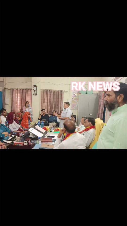 बीआरसीएफ कार्यालय में विश्व साक्षरता दिवस पर नव साक्षरों, कार्मिकों को किया सम्मानित
करौली जिला साक्षरता कार्यालय द्वारा बीआरसीएफ कार्यालय करौली में आयोजित किया गया।सारक्षरता परियोजना अधिकारी अशोक कुमार मीना ने मंगलवार दोपहर 3:00 बजे बताया कि कार्यक्रम में मुख्य अतिथि सर्वेश कुमार गुप्ता तथा विशिष्ट अतिथि मुनेश कुमार मीना जिला शिक्षा अधिकारी मुख्यालय प्रारंभिक शिक्षा,सुनील कुमार शर्मा एडीपीसी समसा, एवं कार्यक्रम की अध्यक्षता जिला साक्षरता अधिकारी रामावतार मीना ने की।मुख्य अतिथि सर्वेश कुमार गुप्ता ने कहा कि अनपढ़ होना एक कलंक है हम लोगो को न केवल साक्षर करे बल्कि डिजिटल साक्षर करना है ताकि हमारे साथ किसी प्रकार का कोई साइबर फ्रॉड नहीं हो सके, हमे अपने जिले को पूर्ण साक्षर करना है। जिला साक्षरता अधिकारी रामावतार मीना ने कहा कि नव साक्षरों को मुख्य धारा से जोड़ना है और 53100 के सर्वे लक्ष्य को 90 प्रतिशत प्राप्त कर लिया है,11कार्मिक एवं नव साक्षरों को प्रमाणपत्र एवं दुपट्टा देकर सम्मानित किया। इस मौके पर मुकेश सारस्वत, मनोज हिंडौन,हंसराज,गौरव शुक्ला,हरिकेश मीना व्याख्याता,गंगाराम प्रजापत,विमलेश मीना आदि उपस्थित रहे